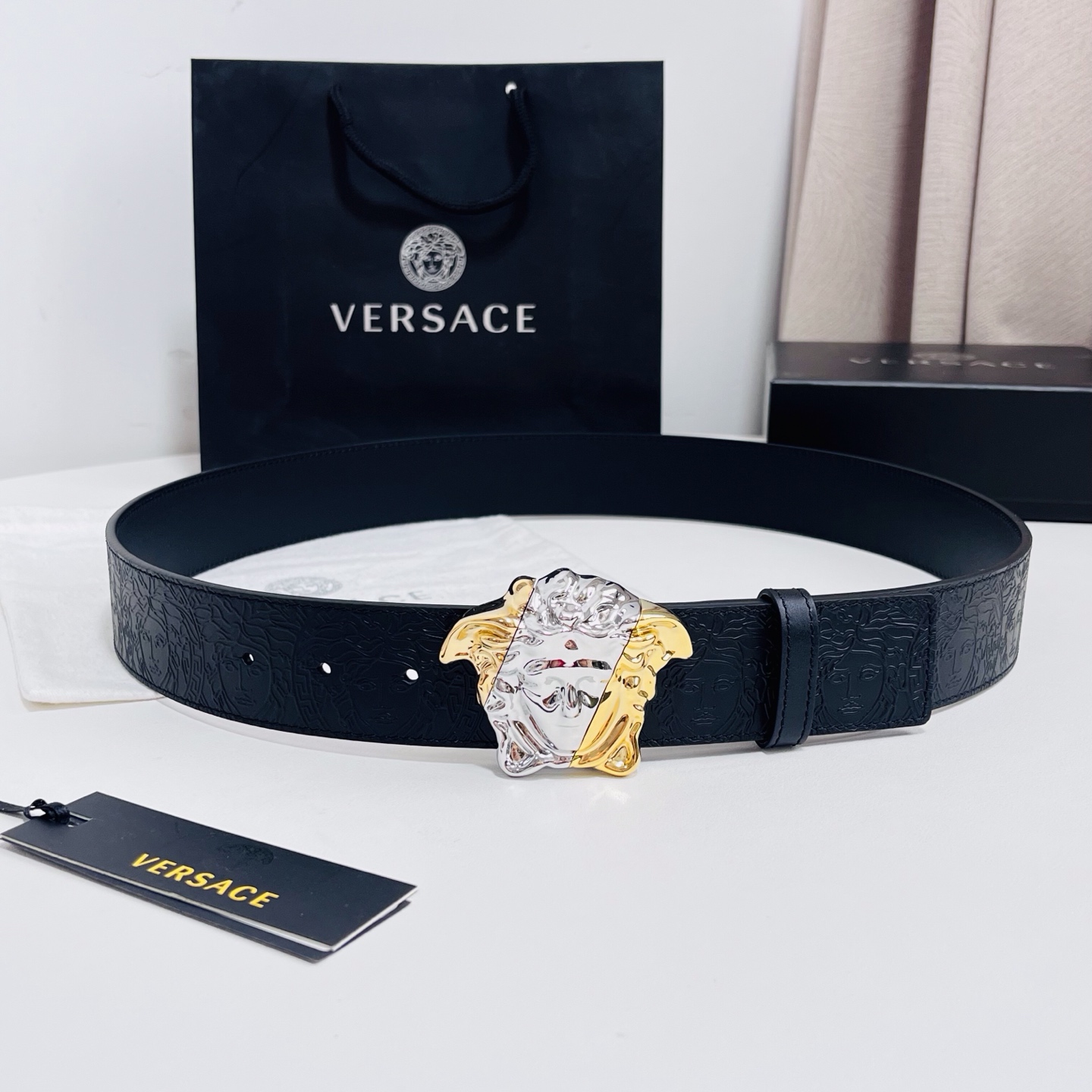versace 范思哲，新款压花腰带配有醒目的美杜莎头像搭扣，可为任何造型增添几分立体雅致效果。4.0cm宽 