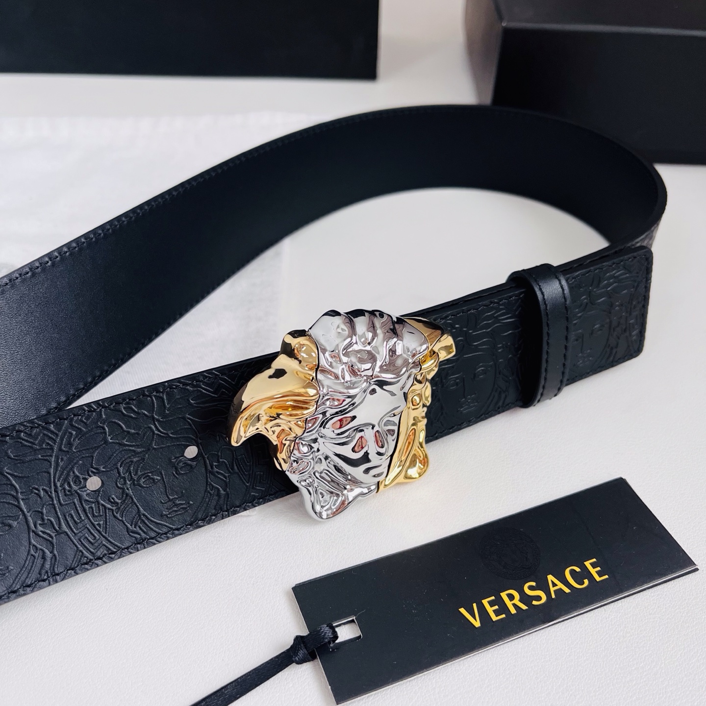 versace 范思哲，新款压花腰带配有醒目的美杜莎头像搭扣，可为任何造型增添几分立体雅致效果。4.0cm宽 