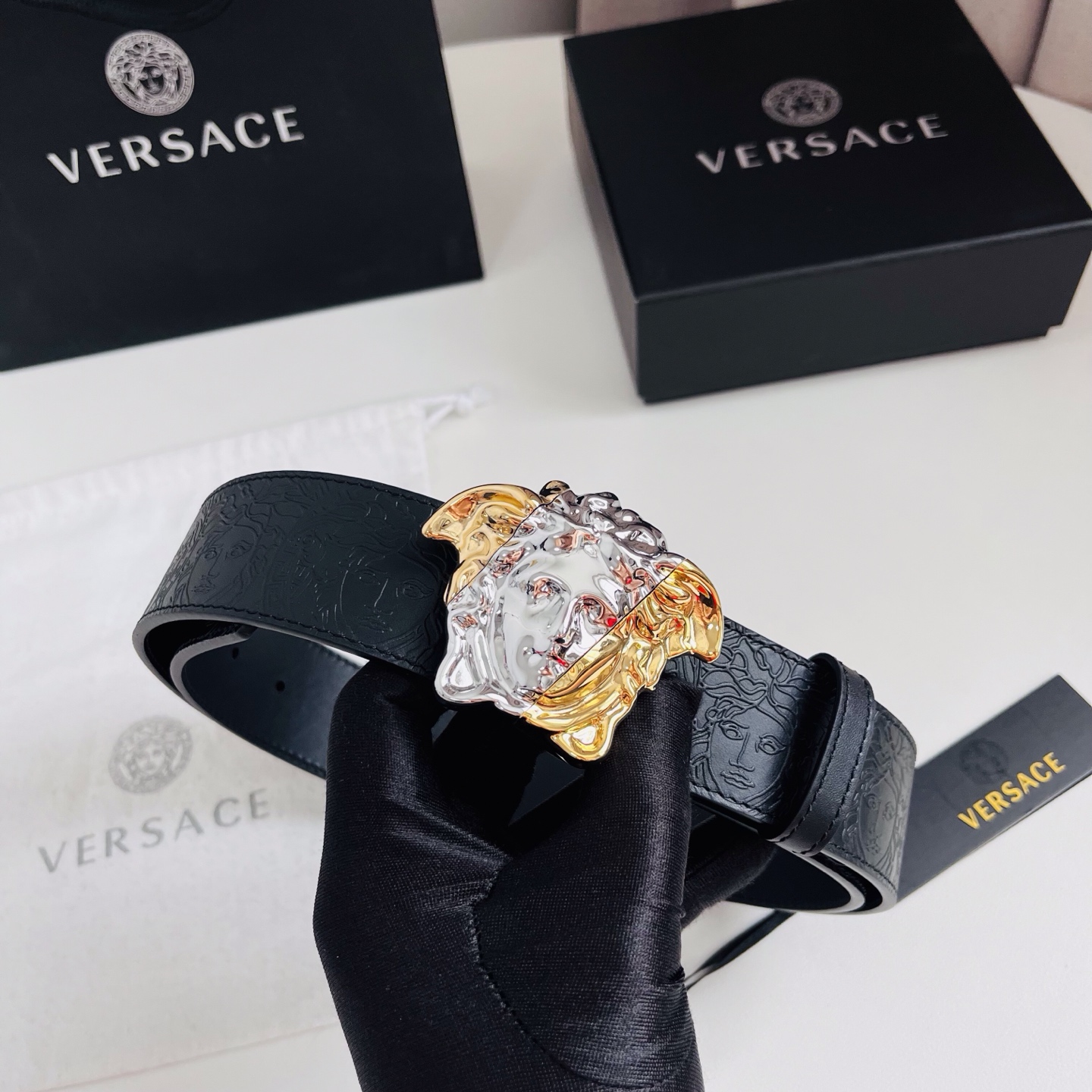 versace 范思哲，新款压花腰带配有醒目的美杜莎头像搭扣，可为任何造型增添几分立体雅致效果。4.0cm宽 