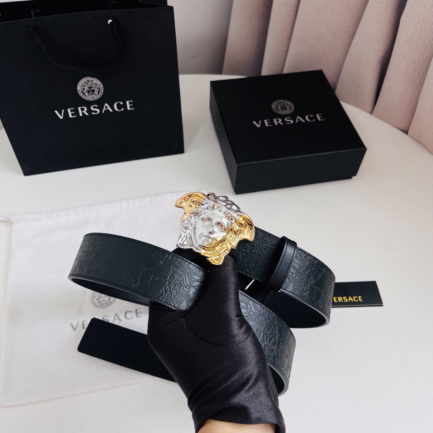 versace 范思哲，新款压花腰带配有醒目的美杜莎头像搭扣，可为任何造型增添几分立体雅致效果。4.0cm宽 