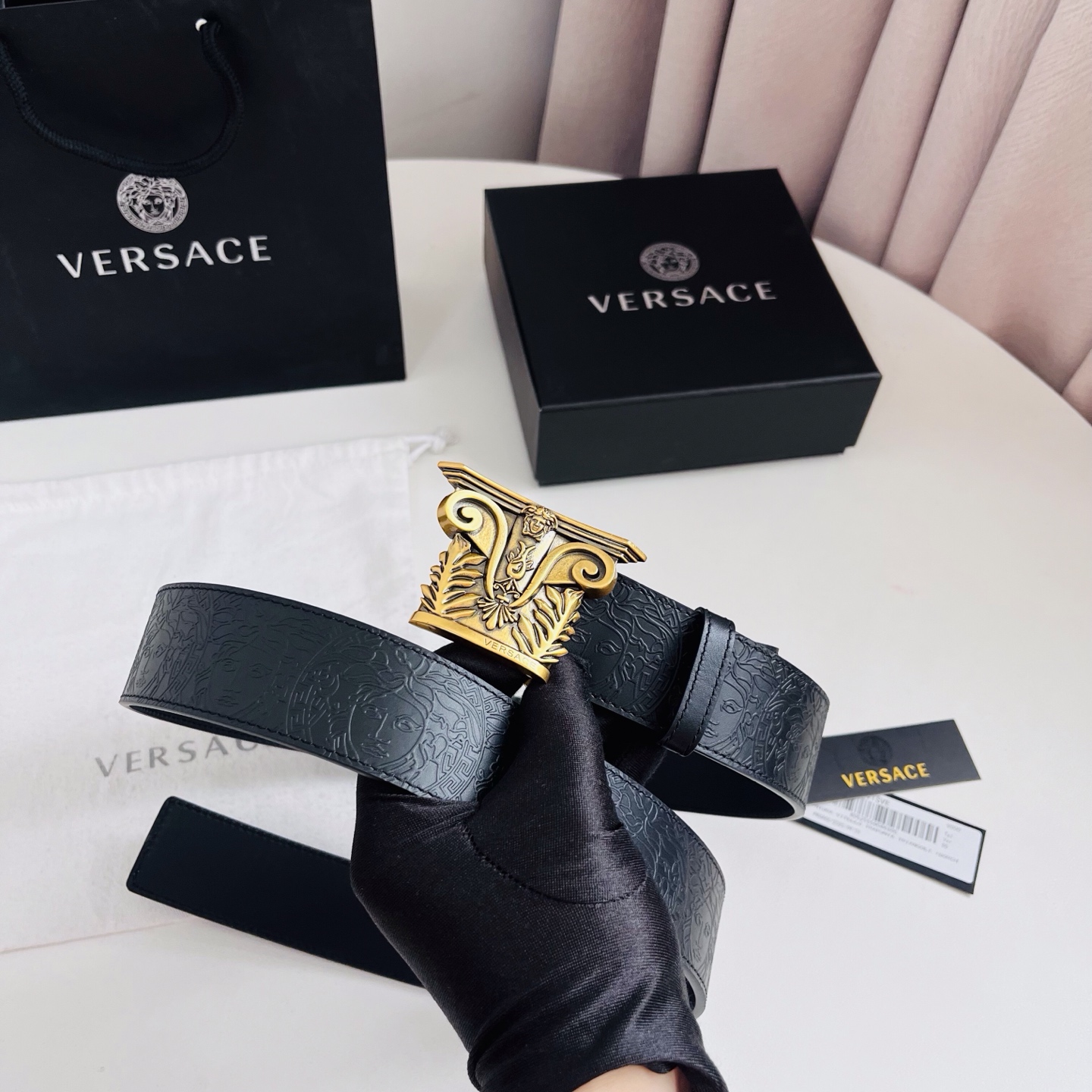versace 范思哲，新款压花腰带配有醒目的美杜莎头像搭扣，可为任何造型增添几分立体雅致效果。4.0cm宽 