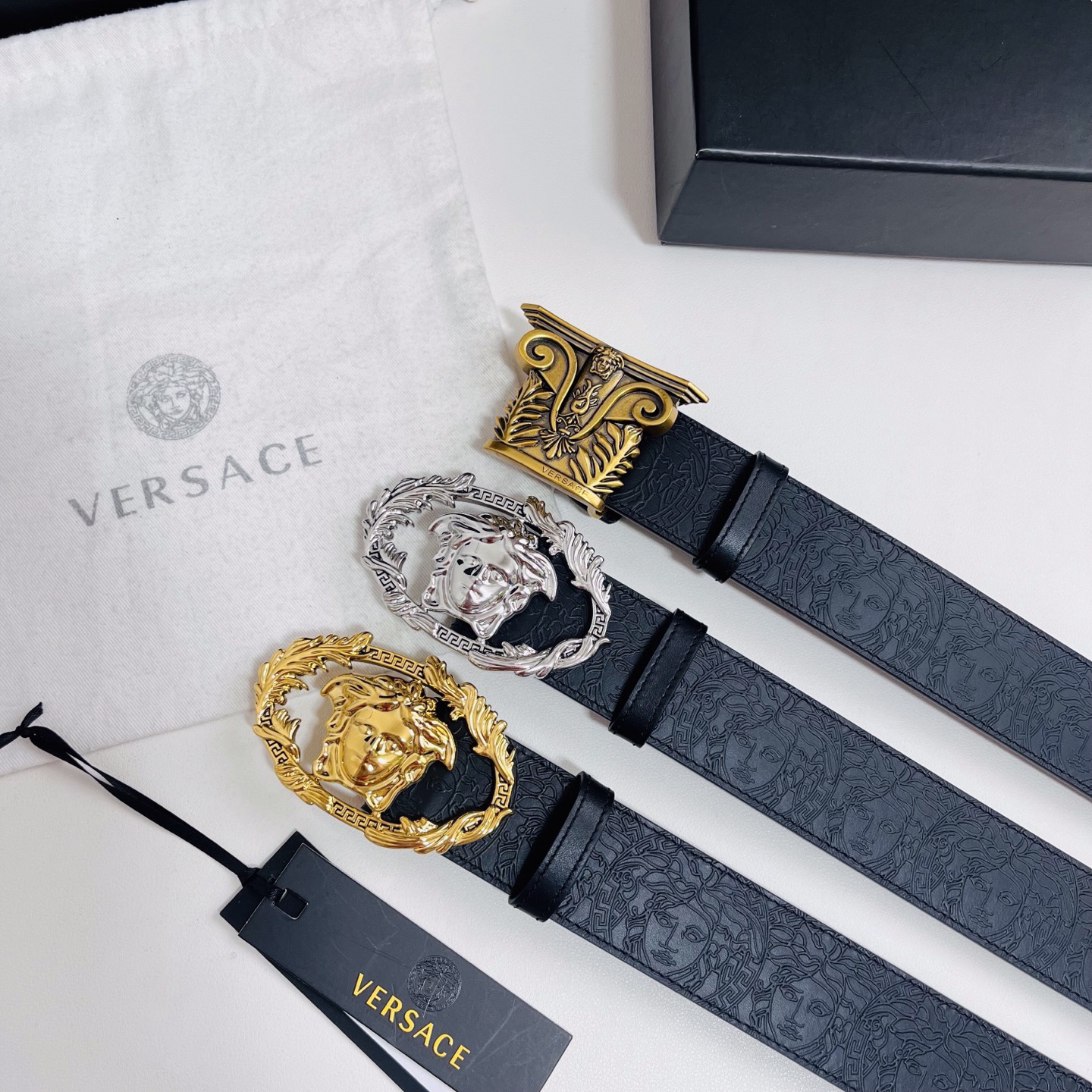 versace 范思哲，新款压花腰带配有醒目的美杜莎头像搭扣，可为任何造型增添几分立体雅致效果。4.0cm宽 