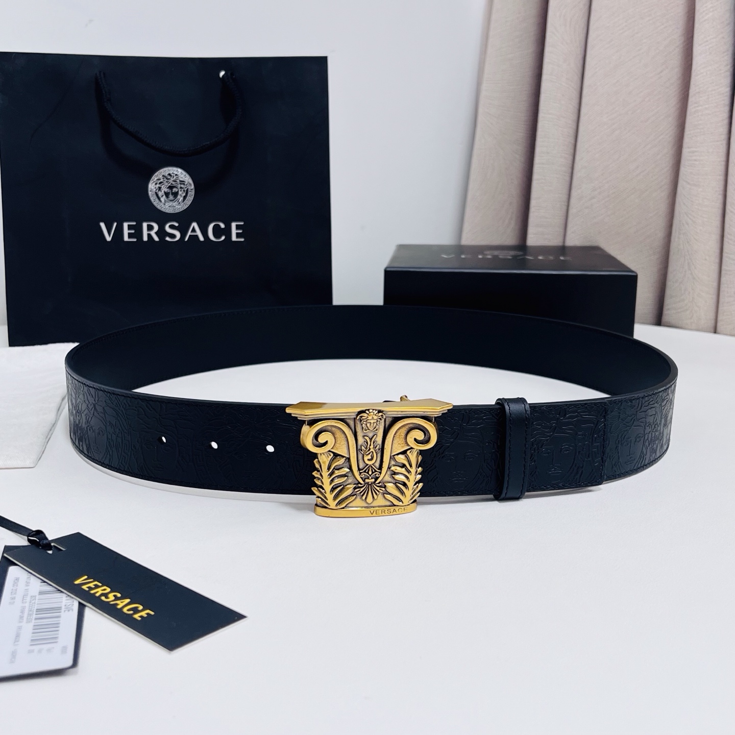 versace 范思哲，新款压花腰带配有醒目的美杜莎头像搭扣，可为任何造型增添几分立体雅致效果。4.0cm宽 