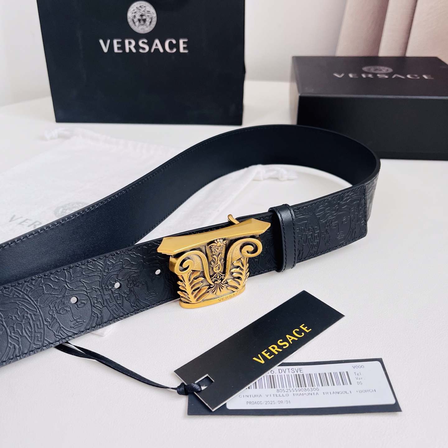 versace 范思哲，新款压花腰带配有醒目的美杜莎头像搭扣，可为任何造型增添几分立体雅致效果。4.0cm宽 