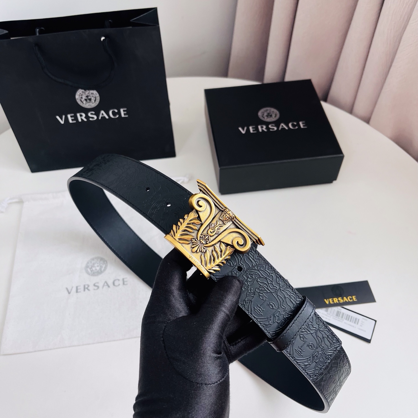 versace 范思哲，新款压花腰带配有醒目的美杜莎头像搭扣，可为任何造型增添几分立体雅致效果。4.0cm宽 