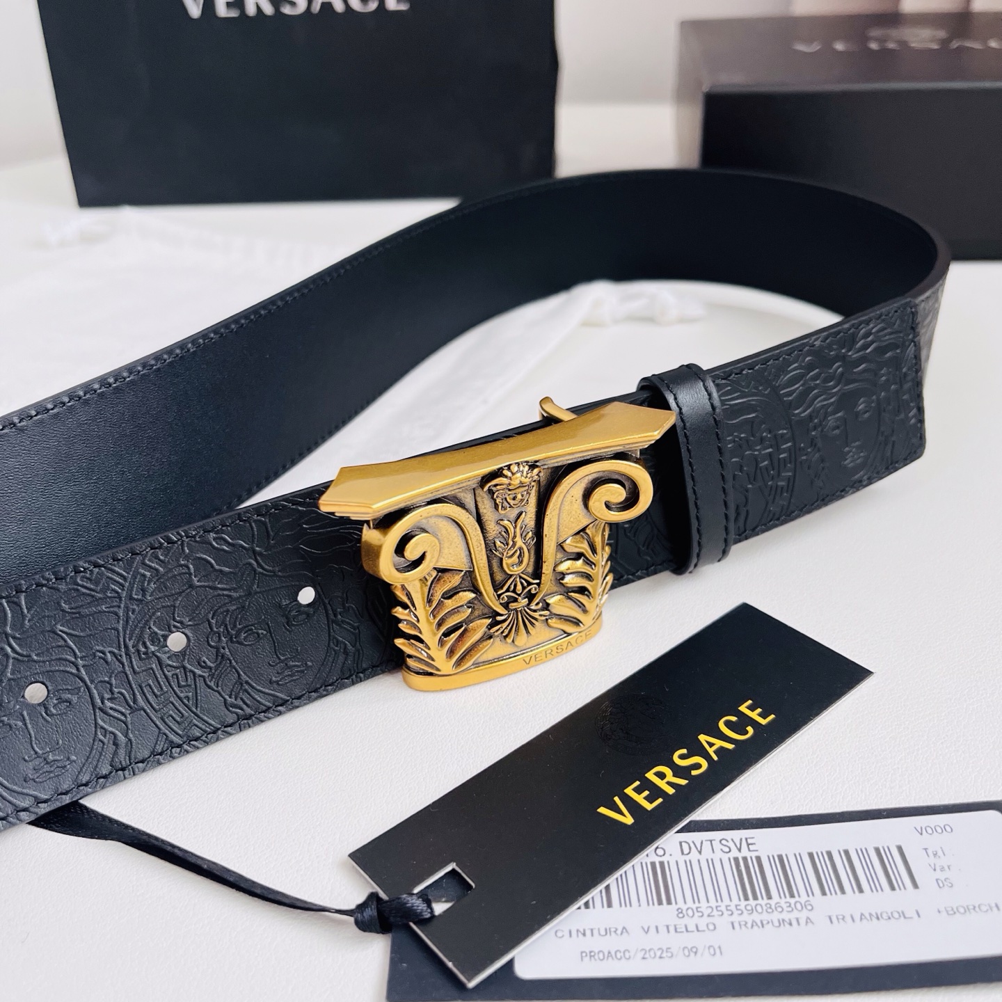 versace 范思哲，新款压花腰带配有醒目的美杜莎头像搭扣，可为任何造型增添几分立体雅致效果。4.0cm宽 