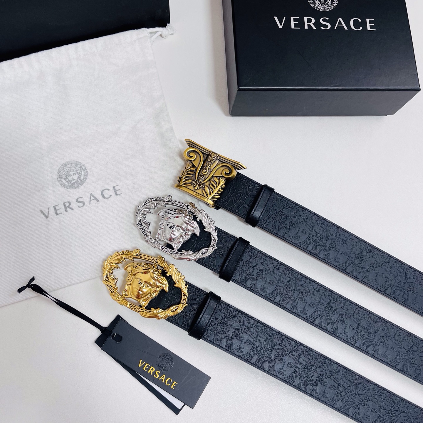 versace 范思哲，新款压花腰带配有醒目的美杜莎头像搭扣，可为任何造型增添几分立体雅致效果。4.0cm宽 