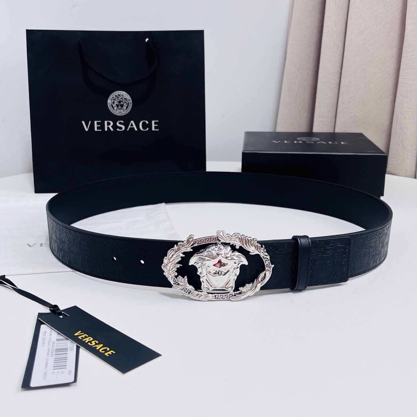 versace 范思哲，新款压花腰带配有醒目的美杜莎头像搭扣，可为任何造型增添几分立体雅致效果。4.0cm宽 