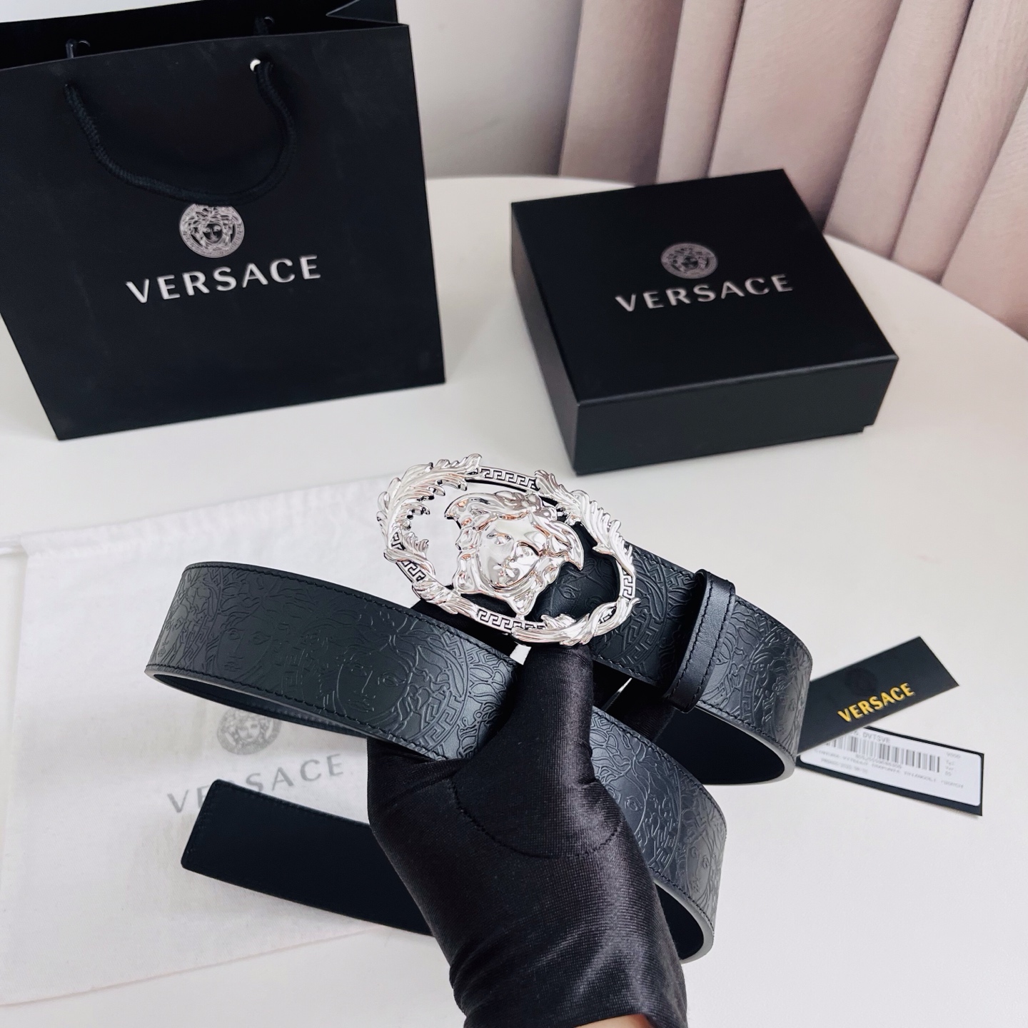 versace 范思哲，新款压花腰带配有醒目的美杜莎头像搭扣，可为任何造型增添几分立体雅致效果。4.0cm宽 