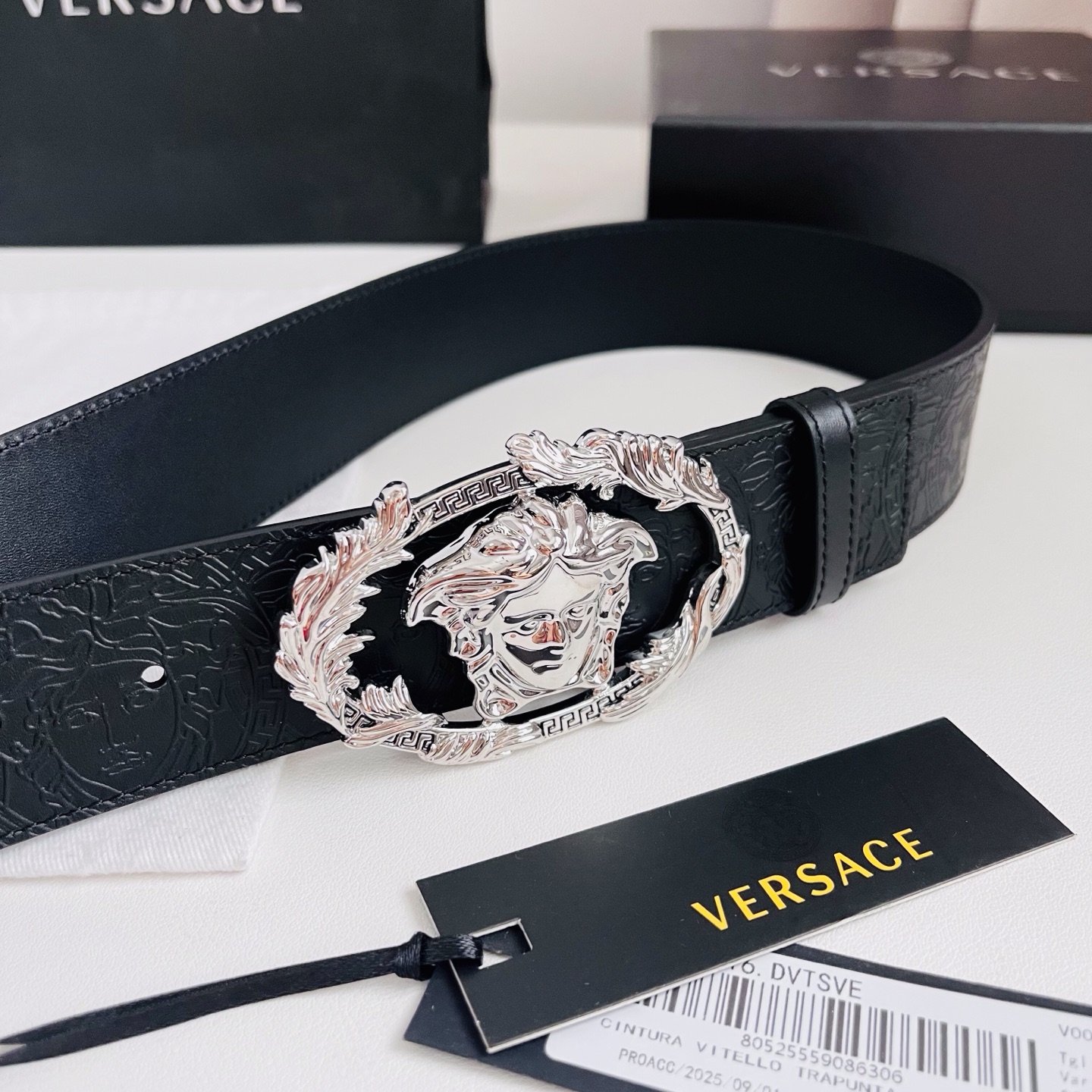 versace 范思哲，新款压花腰带配有醒目的美杜莎头像搭扣，可为任何造型增添几分立体雅致效果。4.0cm宽 