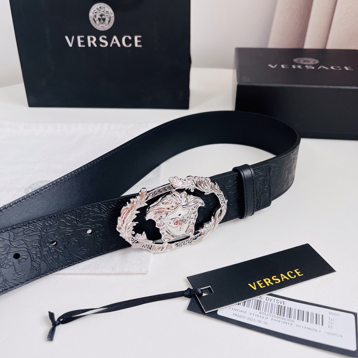 versace 范思哲，新款压花腰带配有醒目的美杜莎头像搭扣，可为任何造型增添几分立体雅致效果。4.0cm宽 