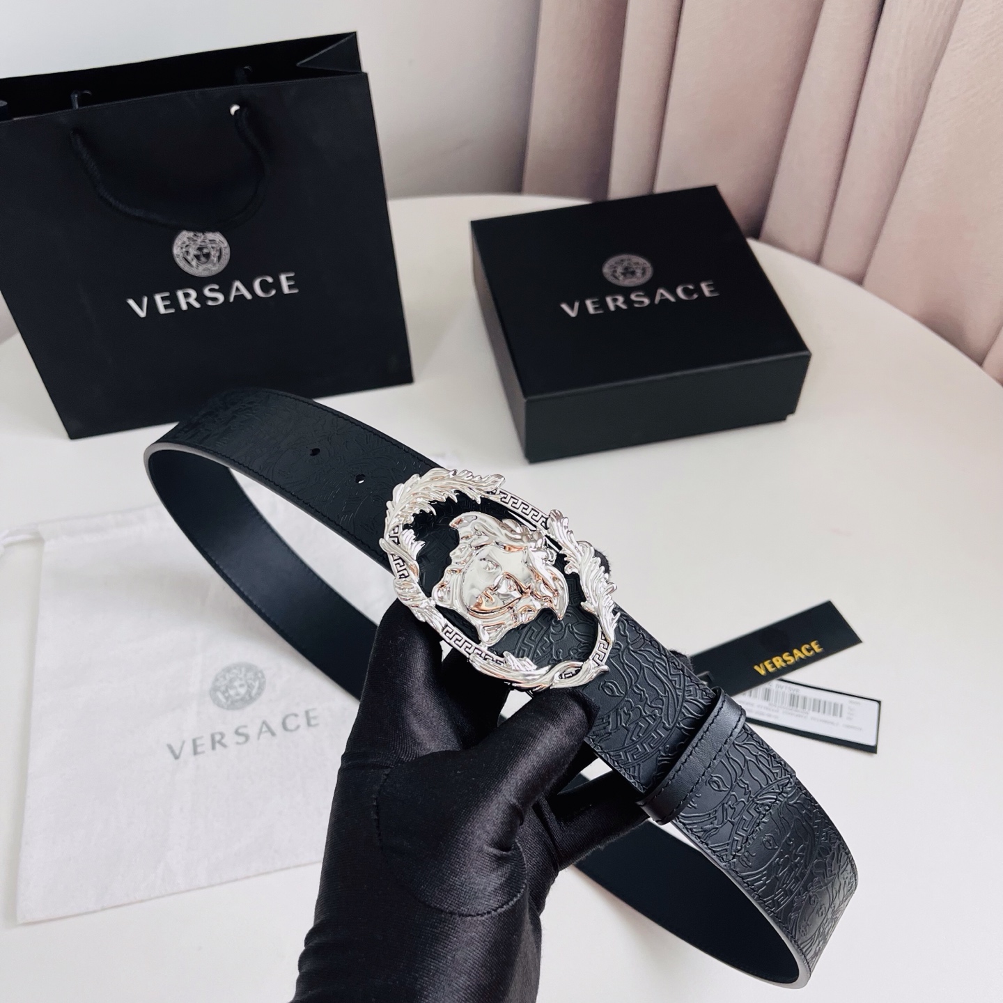 versace 范思哲，新款压花腰带配有醒目的美杜莎头像搭扣，可为任何造型增添几分立体雅致效果。4.0cm宽 