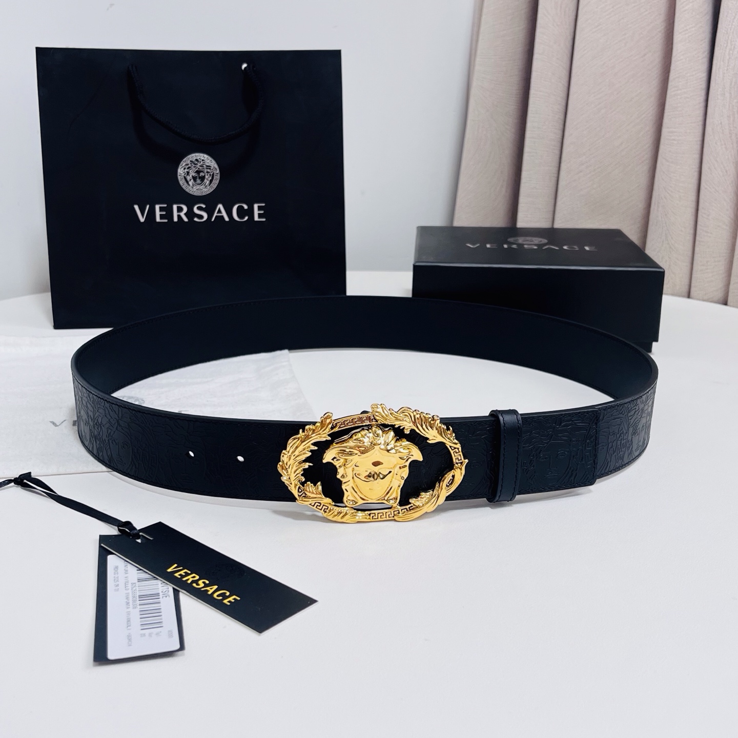 versace 范思哲，新款压花腰带配有醒目的美杜莎头像搭扣，可为任何造型增添几分立体雅致效果。4.0cm宽 