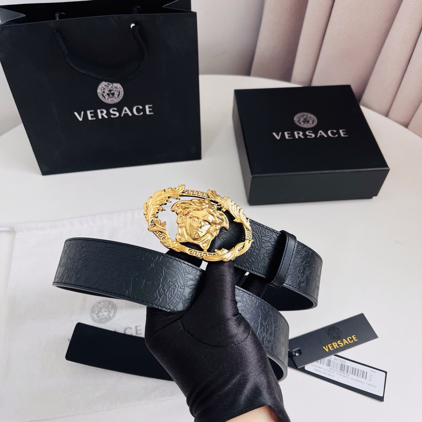 versace 范思哲，新款压花腰带配有醒目的美杜莎头像搭扣，可为任何造型增添几分立体雅致效果。4.0cm宽 