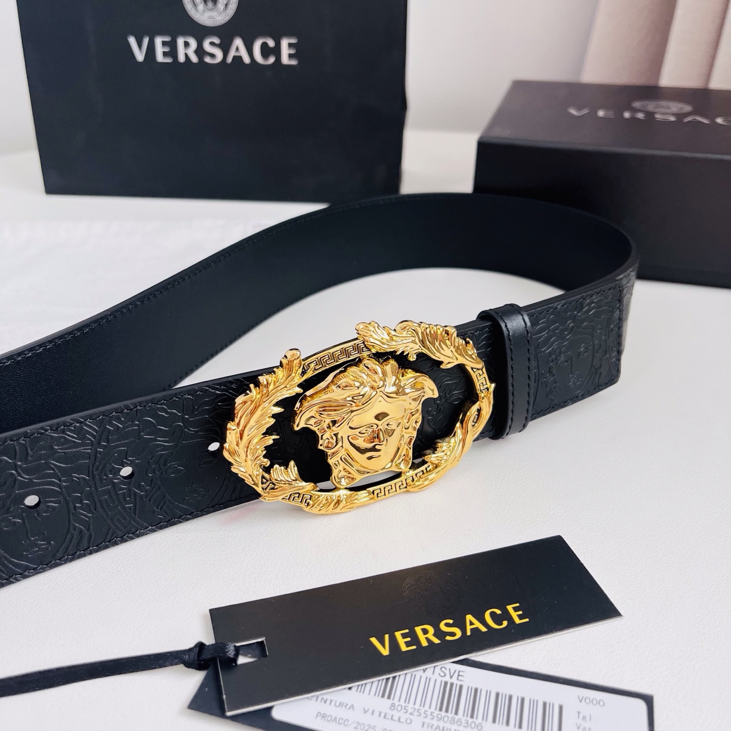 versace 范思哲，新款压花腰带配有醒目的美杜莎头像搭扣，可为任何造型增添几分立体雅致效果。4.0cm宽 