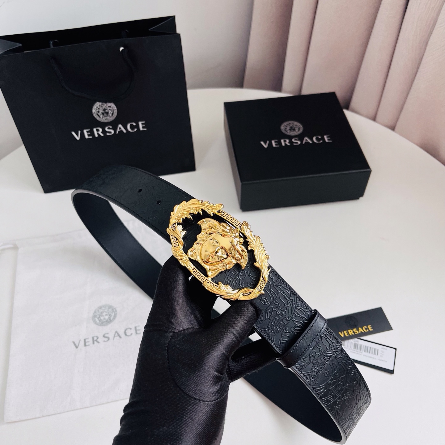 versace 范思哲，新款压花腰带配有醒目的美杜莎头像搭扣，可为任何造型增添几分立体雅致效果。4.0cm宽 