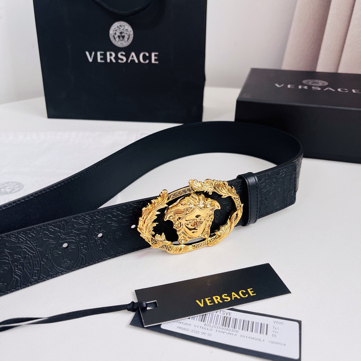 versace 范思哲，新款压花腰带配有醒目的美杜莎头像搭扣，可为任何造型增添几分立体雅致效果。4.0cm宽 