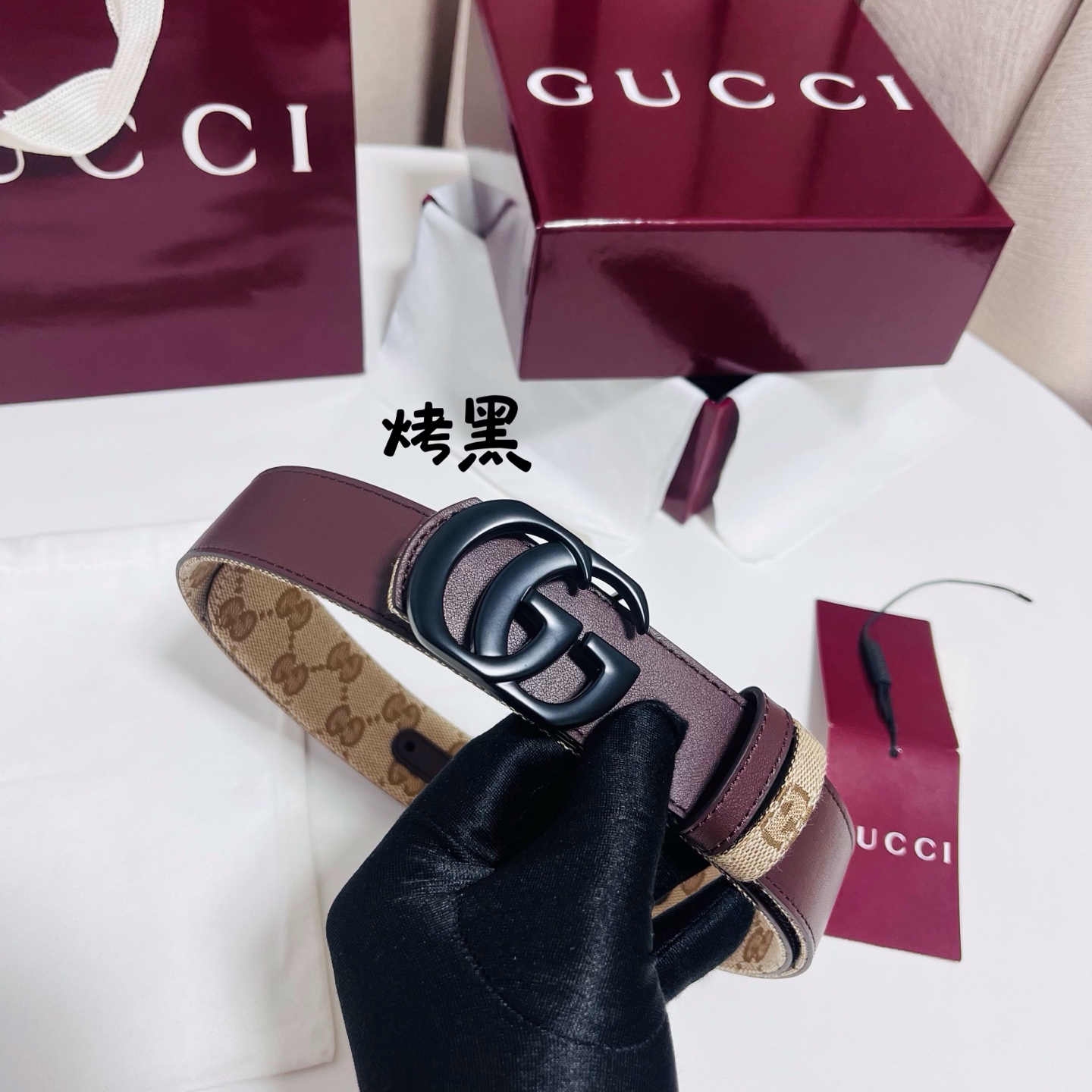 Gucci Primavera系列通过融合创新与务实的愿景，确立了廓形、质地与材质的新语汇。这款GG帆布腰带上饰有标志性