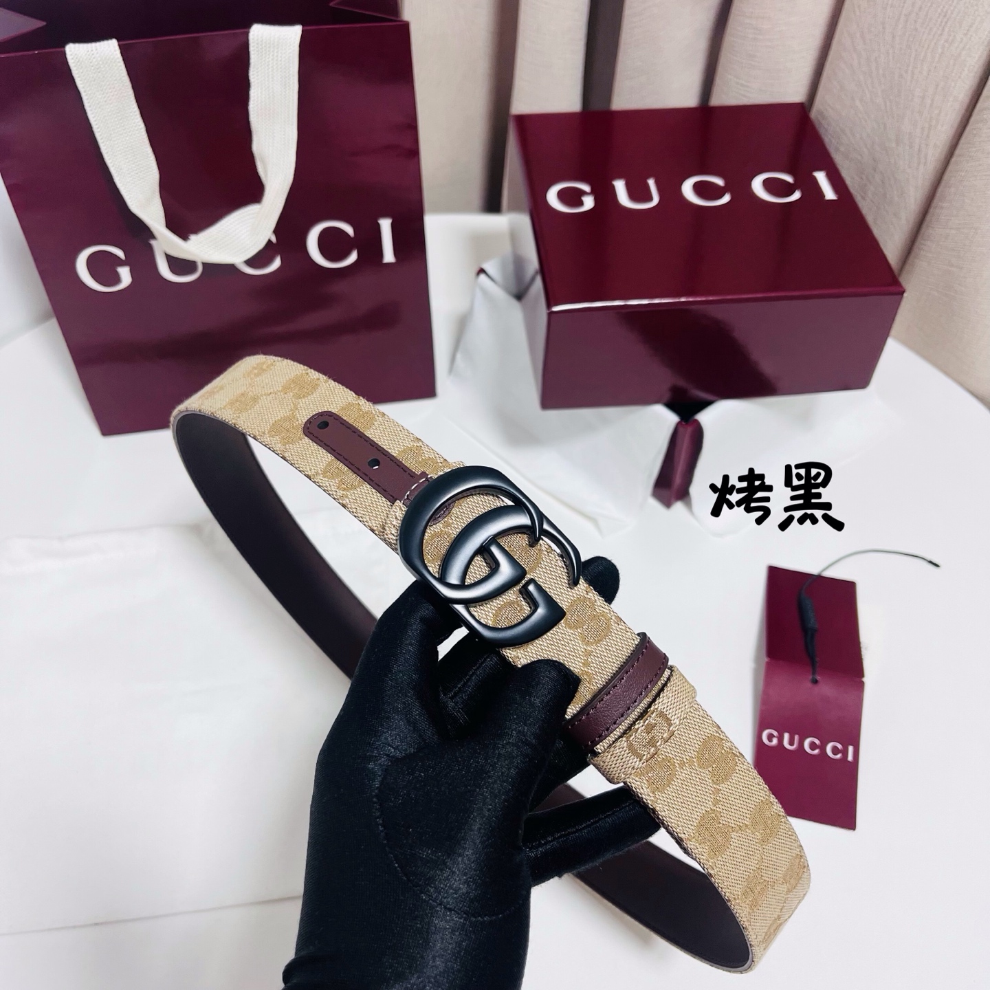 Gucci Primavera系列通过融合创新与务实的愿景，确立了廓形、质地与材质的新语汇。这款GG帆布腰带上饰有标志性