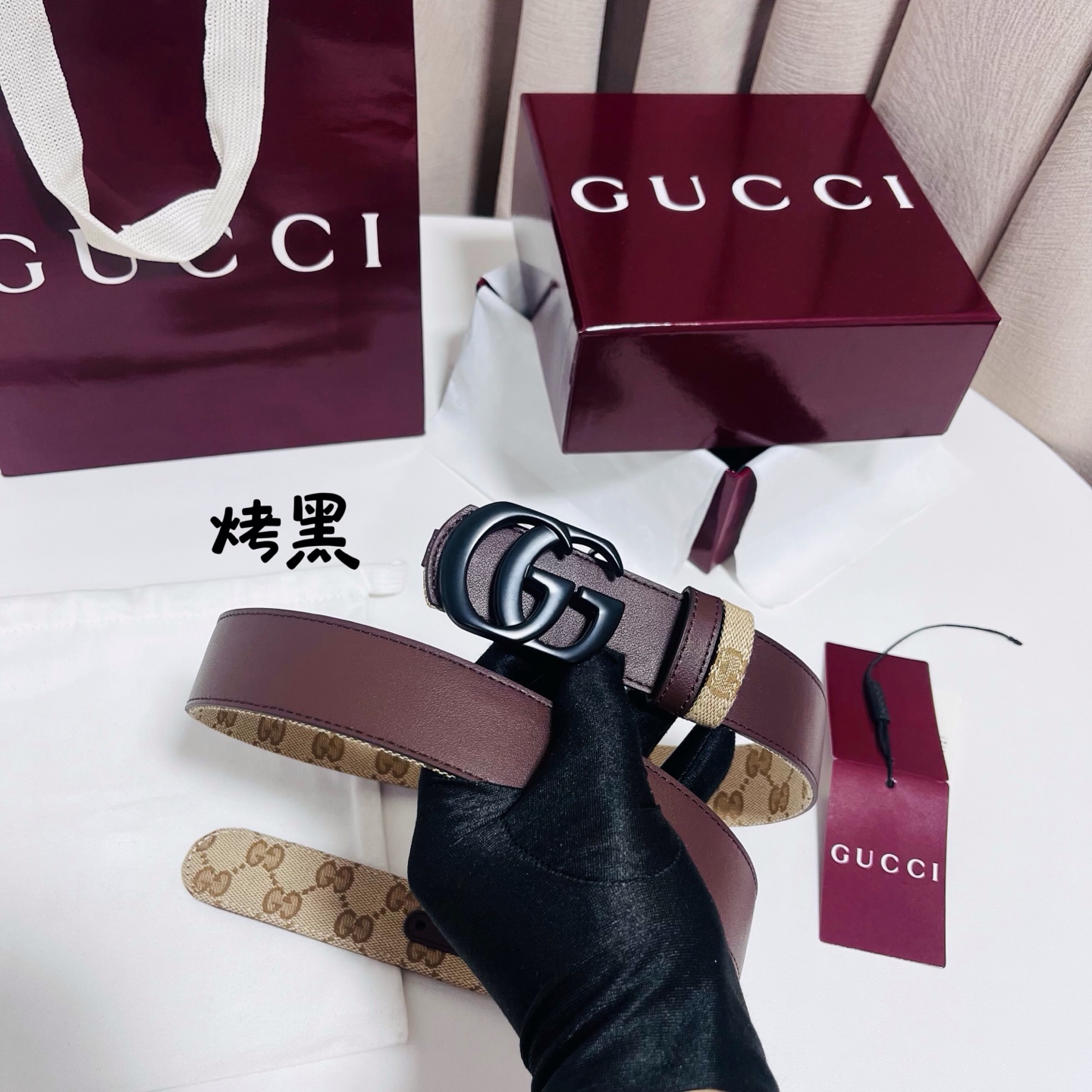 Gucci Primavera系列通过融合创新与务实的愿景，确立了廓形、质地与材质的新语汇。这款GG帆布腰带上饰有标志性