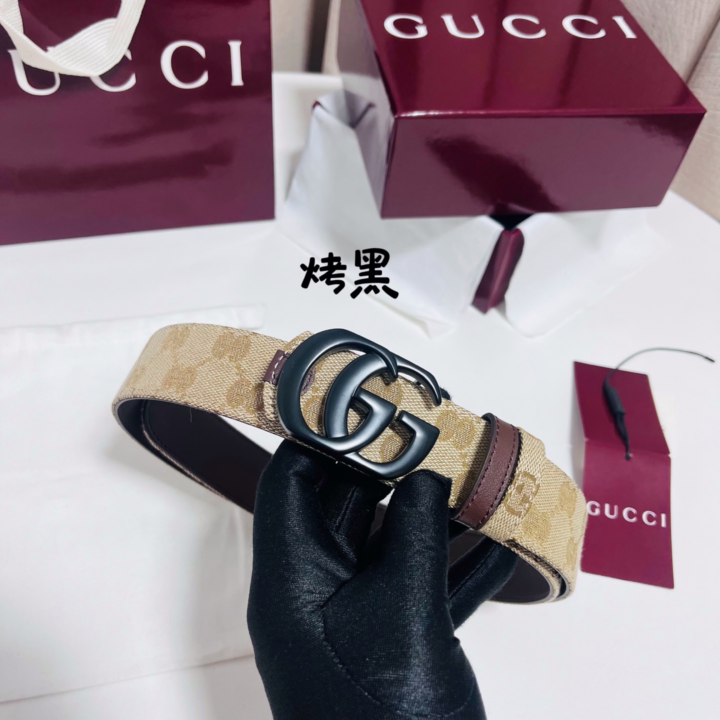 Gucci Primavera系列通过融合创新与务实的愿景，确立了廓形、质地与材质的新语汇。这款GG帆布腰带上饰有标志性