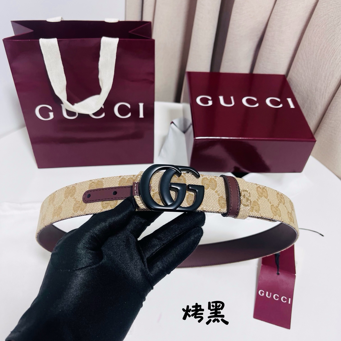 Gucci Primavera系列通过融合创新与务实的愿景，确立了廓形、质地与材质的新语汇。这款GG帆布腰带上饰有标志性