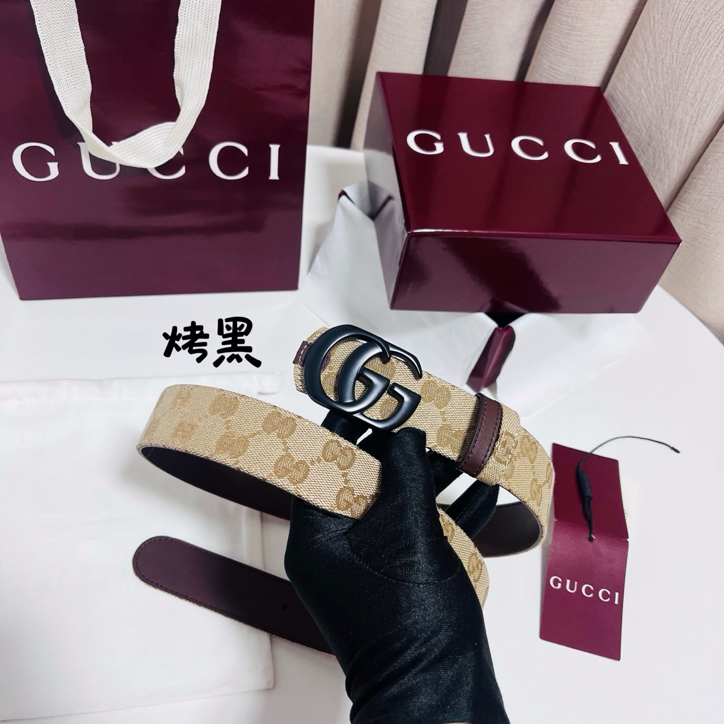 Gucci Primavera系列通过融合创新与务实的愿景，确立了廓形、质地与材质的新语汇。这款GG帆布腰带上饰有标志性