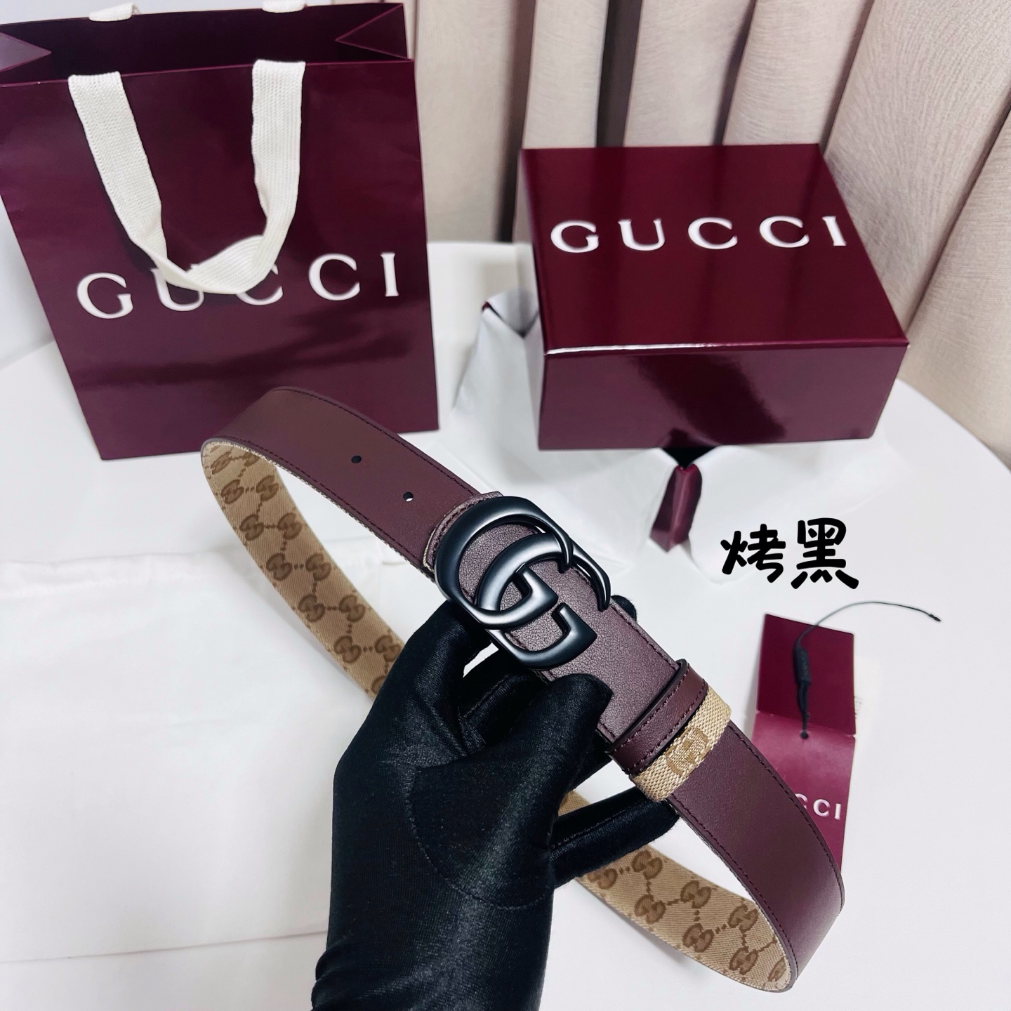 Gucci Primavera系列通过融合创新与务实的愿景，确立了廓形、质地与材质的新语汇。这款GG帆布腰带上饰有标志性