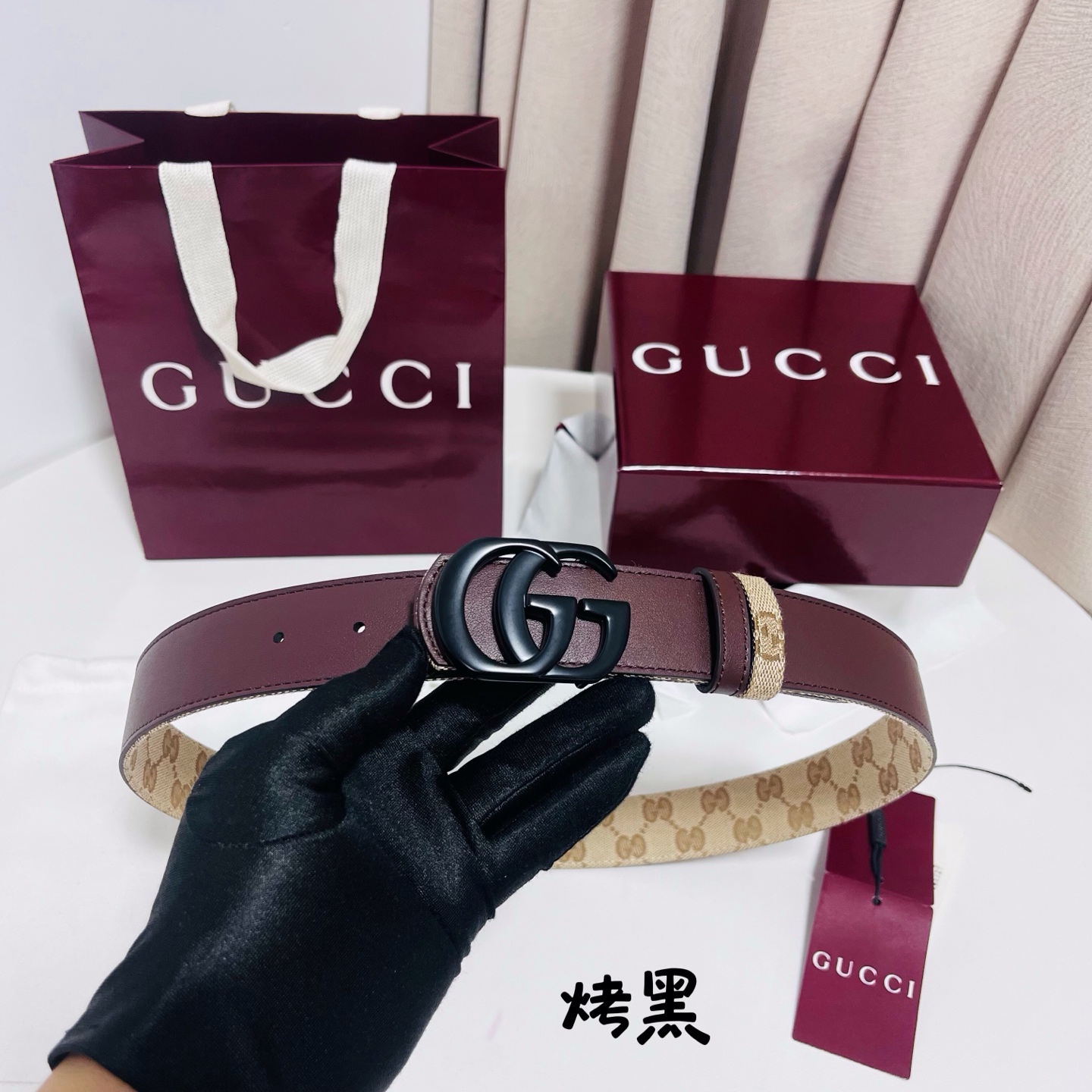 Gucci Primavera系列通过融合创新与务实的愿景，确立了廓形、质地与材质的新语汇。这款GG帆布腰带上饰有标志性