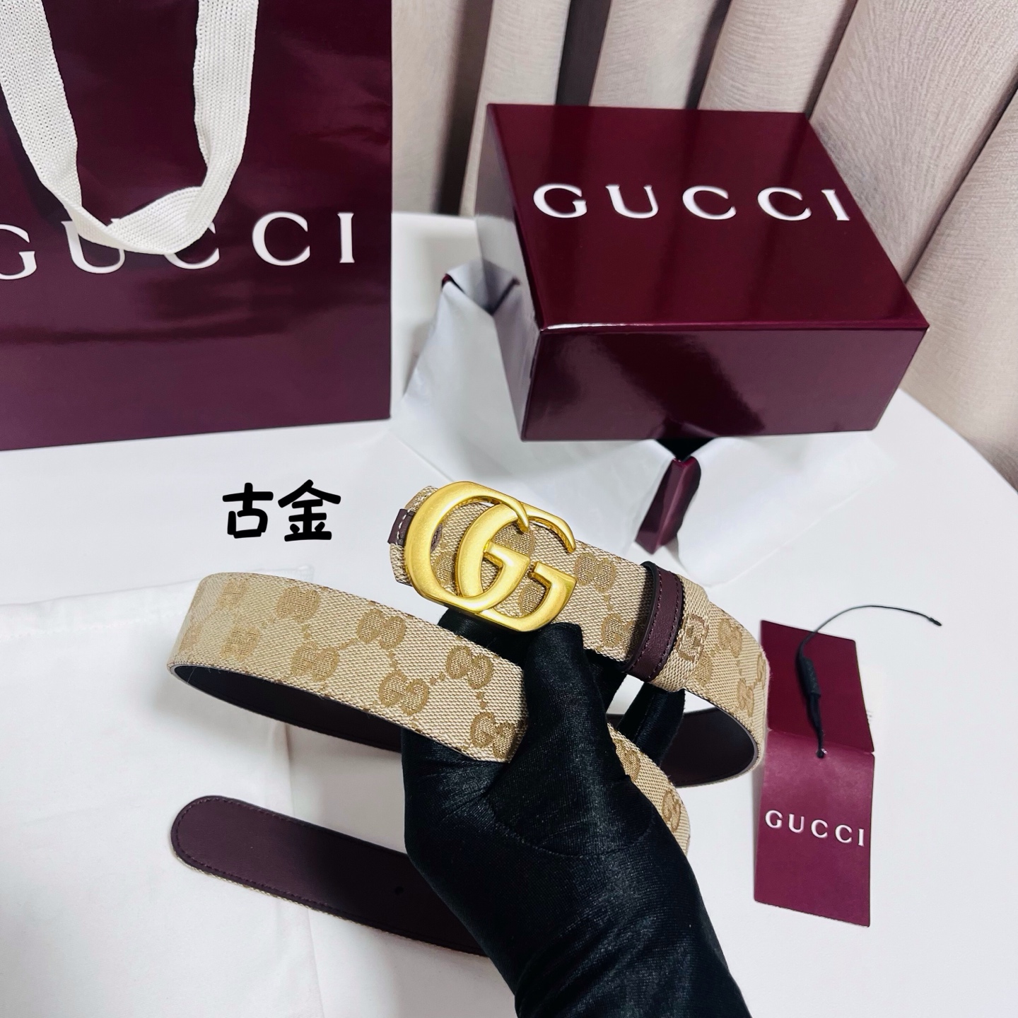 Gucci Primavera系列通过融合创新与务实的愿景，确立了廓形、质地与材质的新语汇。这款GG帆布腰带上饰有标志性