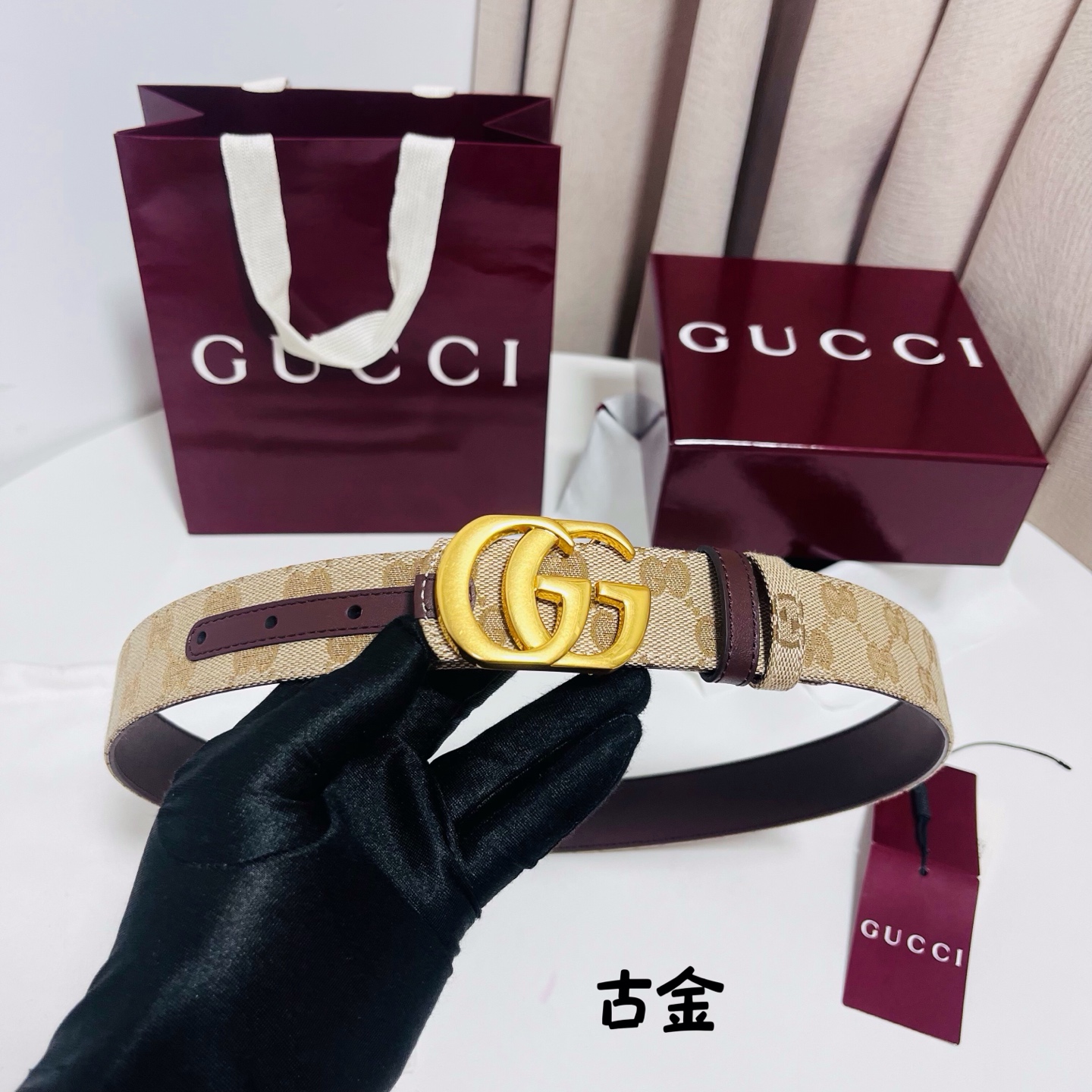 Gucci Primavera系列通过融合创新与务实的愿景，确立了廓形、质地与材质的新语汇。这款GG帆布腰带上饰有标志性