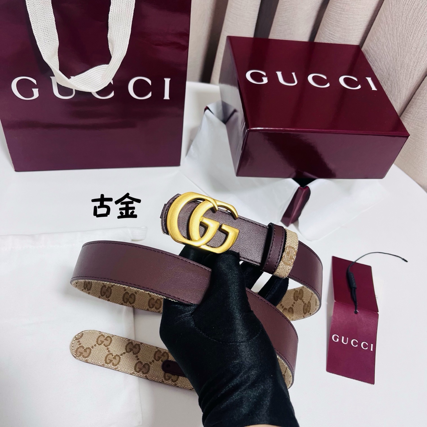 Gucci Primavera系列通过融合创新与务实的愿景，确立了廓形、质地与材质的新语汇。这款GG帆布腰带上饰有标志性