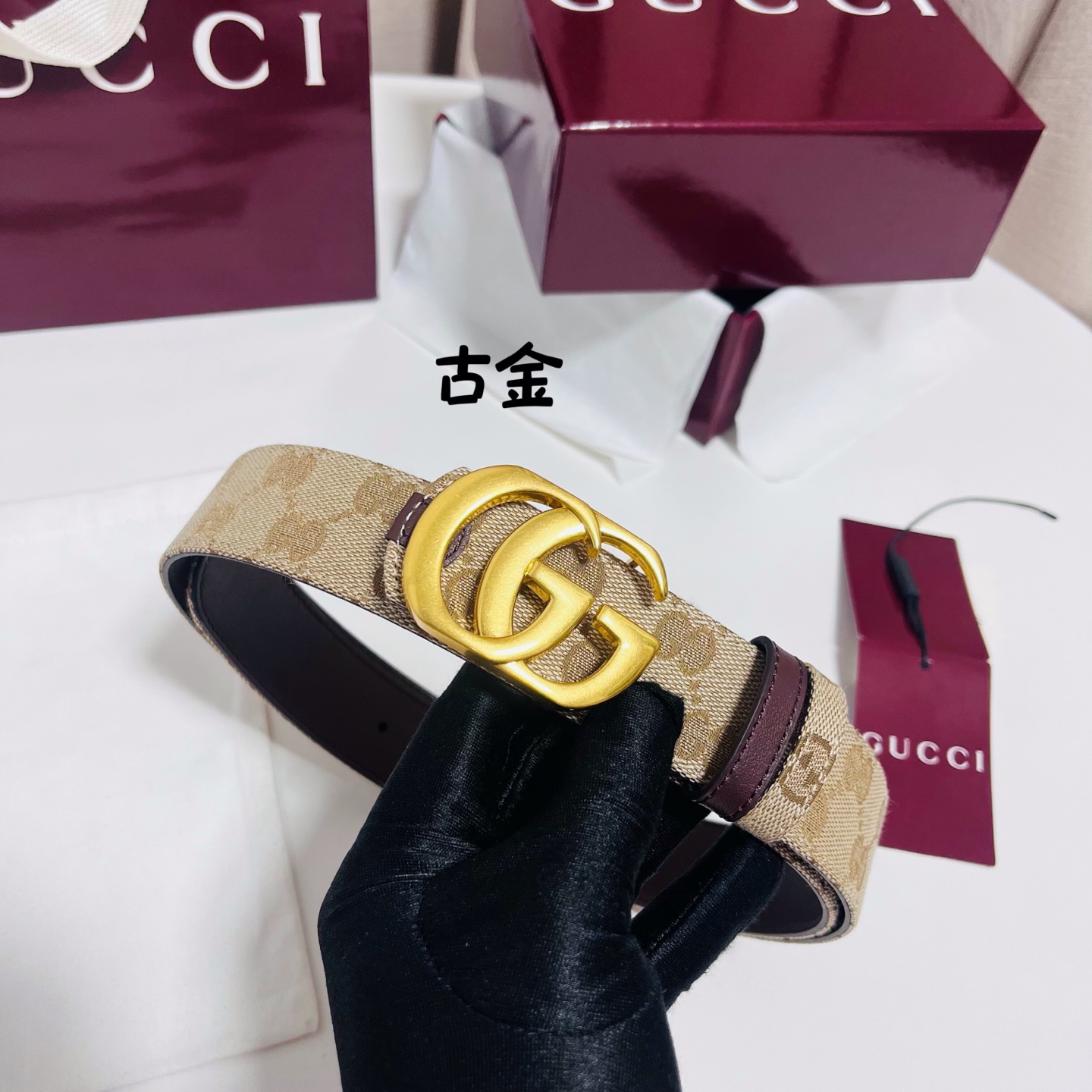 Gucci Primavera系列通过融合创新与务实的愿景，确立了廓形、质地与材质的新语汇。这款GG帆布腰带上饰有标志性