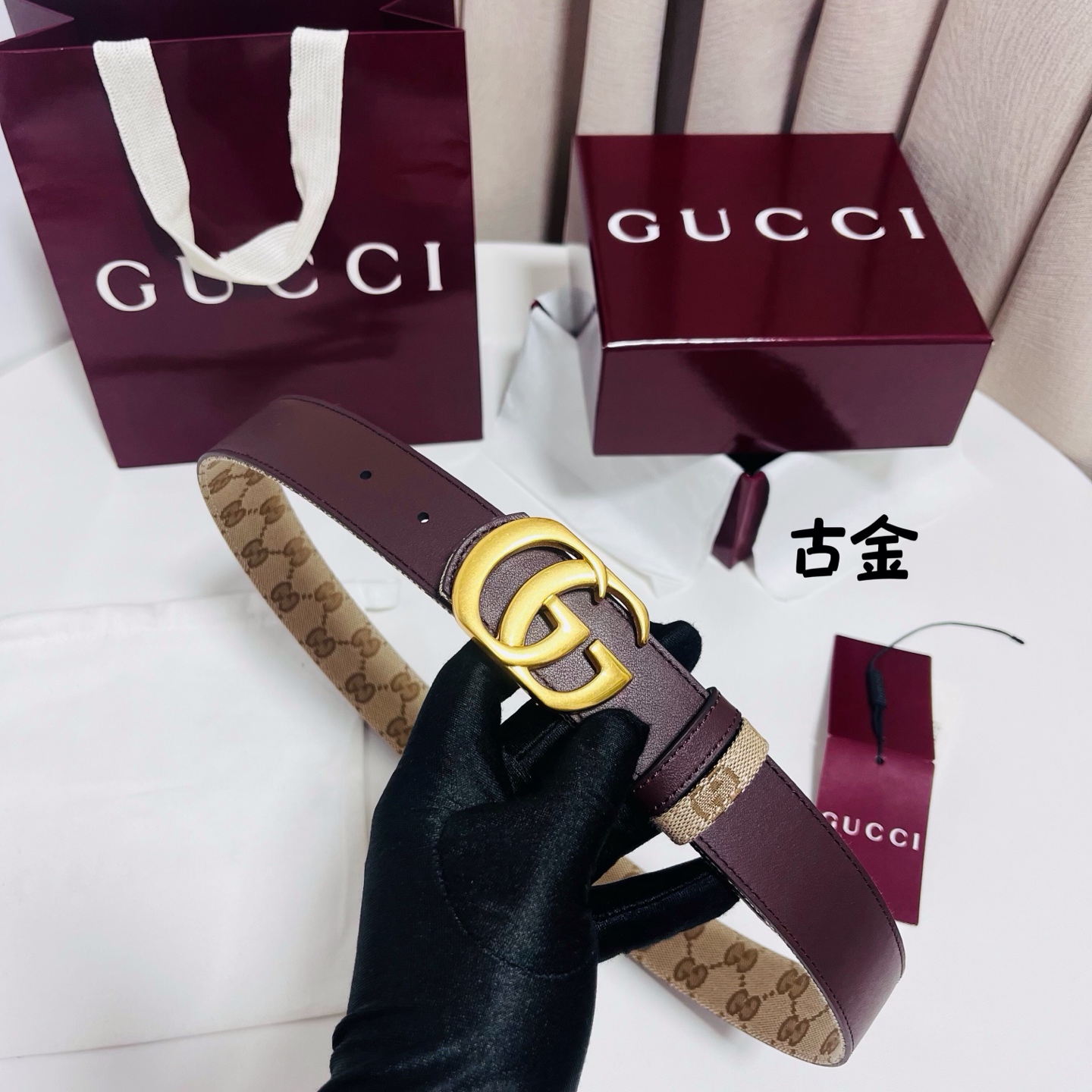 Gucci Primavera系列通过融合创新与务实的愿景，确立了廓形、质地与材质的新语汇。这款GG帆布腰带上饰有标志性