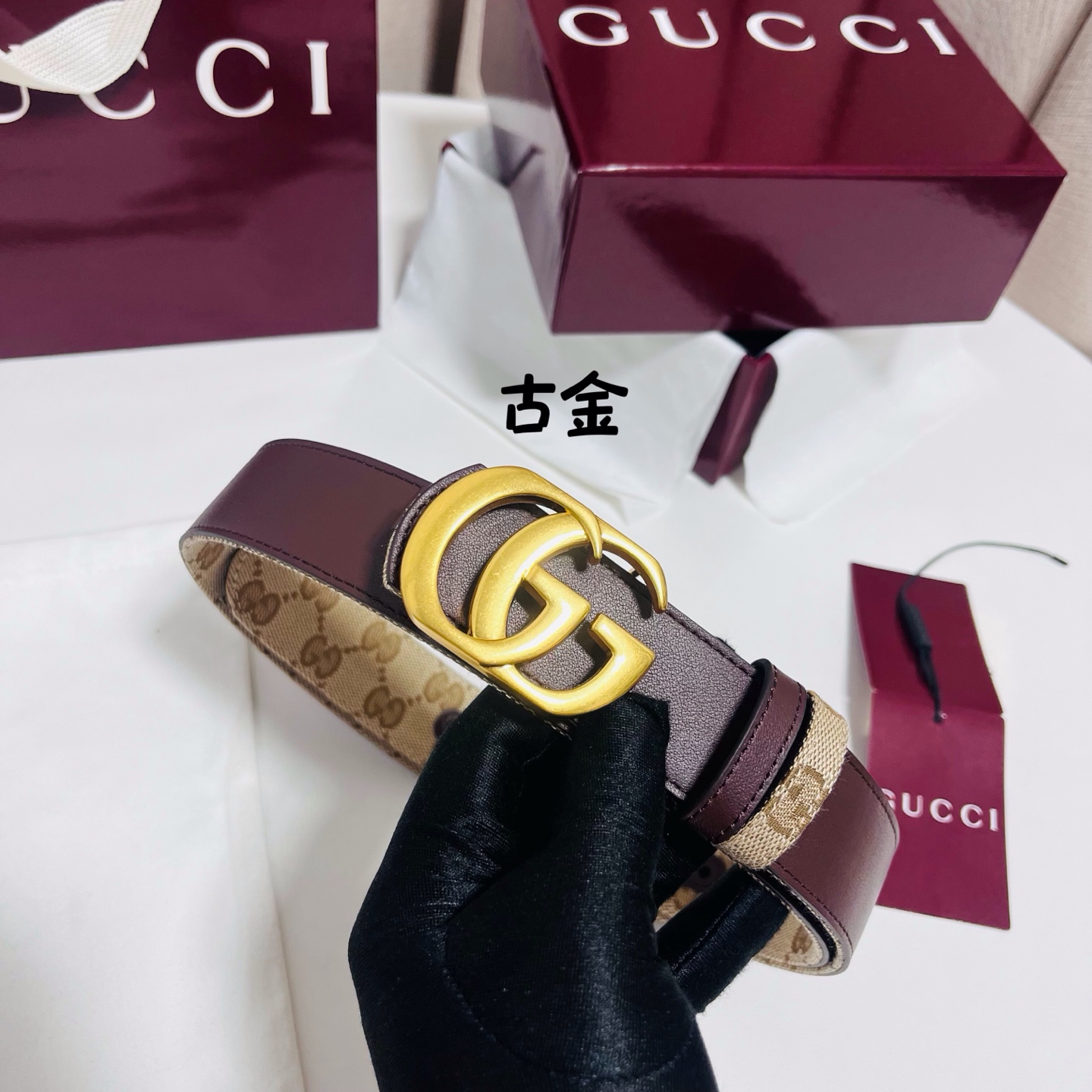 Gucci Primavera系列通过融合创新与务实的愿景，确立了廓形、质地与材质的新语汇。这款GG帆布腰带上饰有标志性