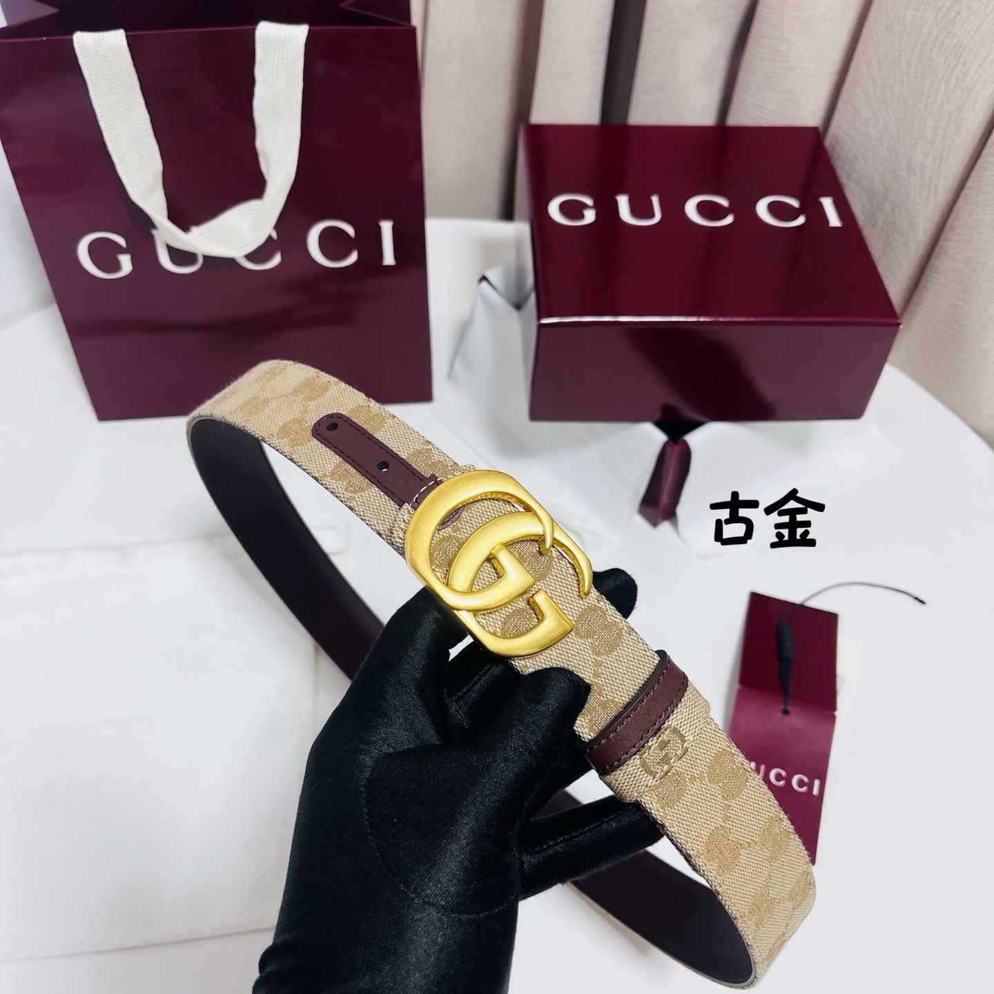 Gucci Primavera系列通过融合创新与务实的愿景，确立了廓形、质地与材质的新语汇。这款GG帆布腰带上饰有标志性