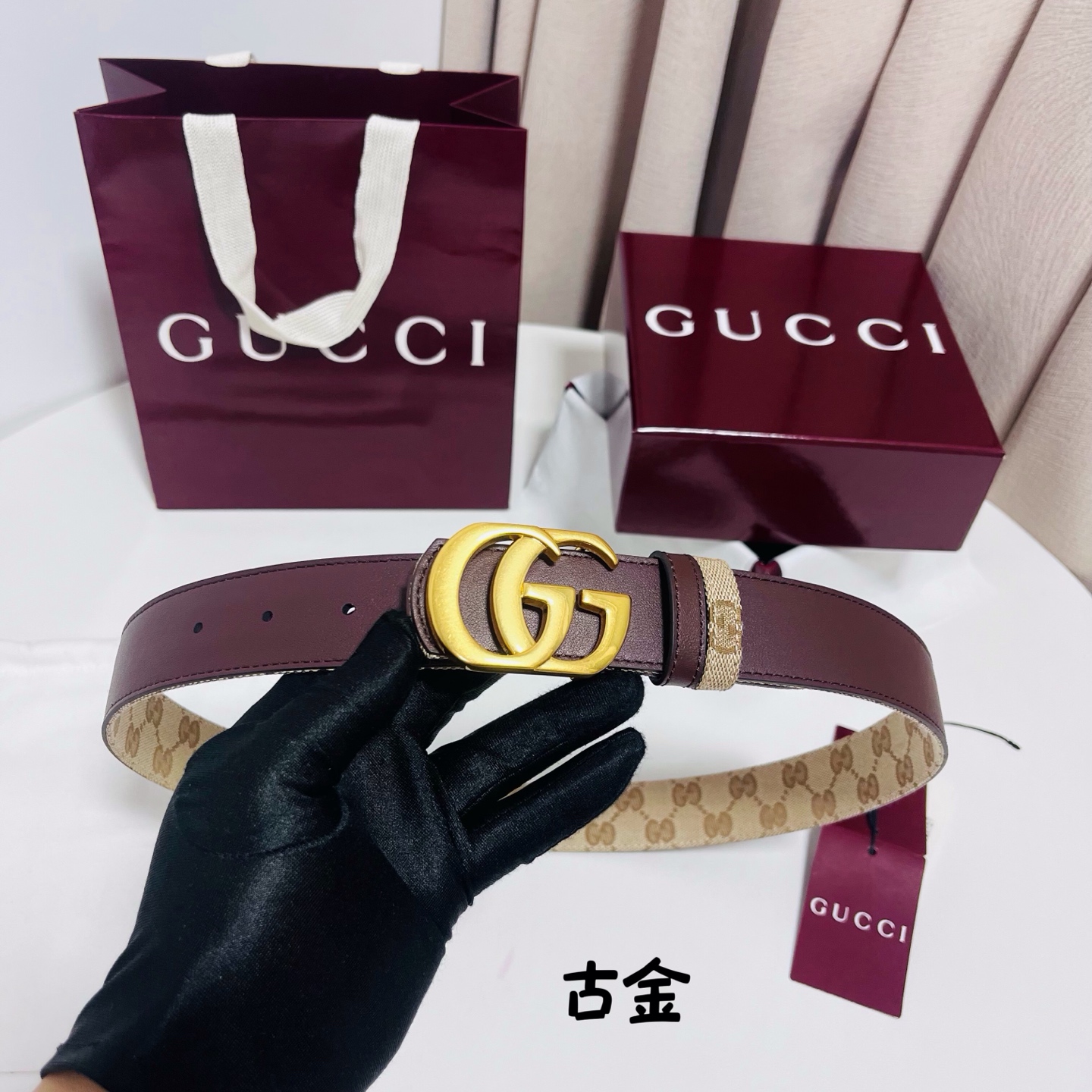 Gucci Primavera系列通过融合创新与务实的愿景，确立了廓形、质地与材质的新语汇。这款GG帆布腰带上饰有标志性