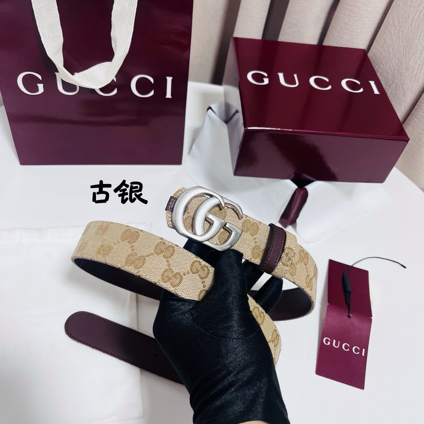 Gucci Primavera系列通过融合创新与务实的愿景，确立了廓形、质地与材质的新语汇。这款GG帆布腰带上饰有标志性