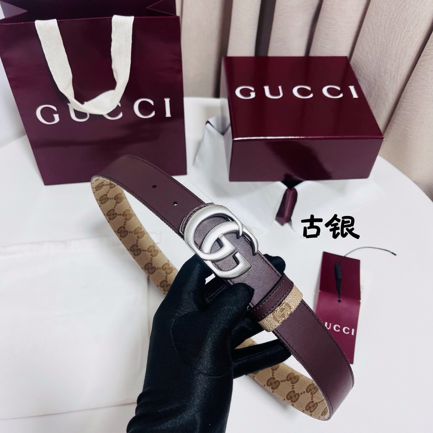 Gucci Primavera系列通过融合创新与务实的愿景，确立了廓形、质地与材质的新语汇。这款GG帆布腰带上饰有标志性