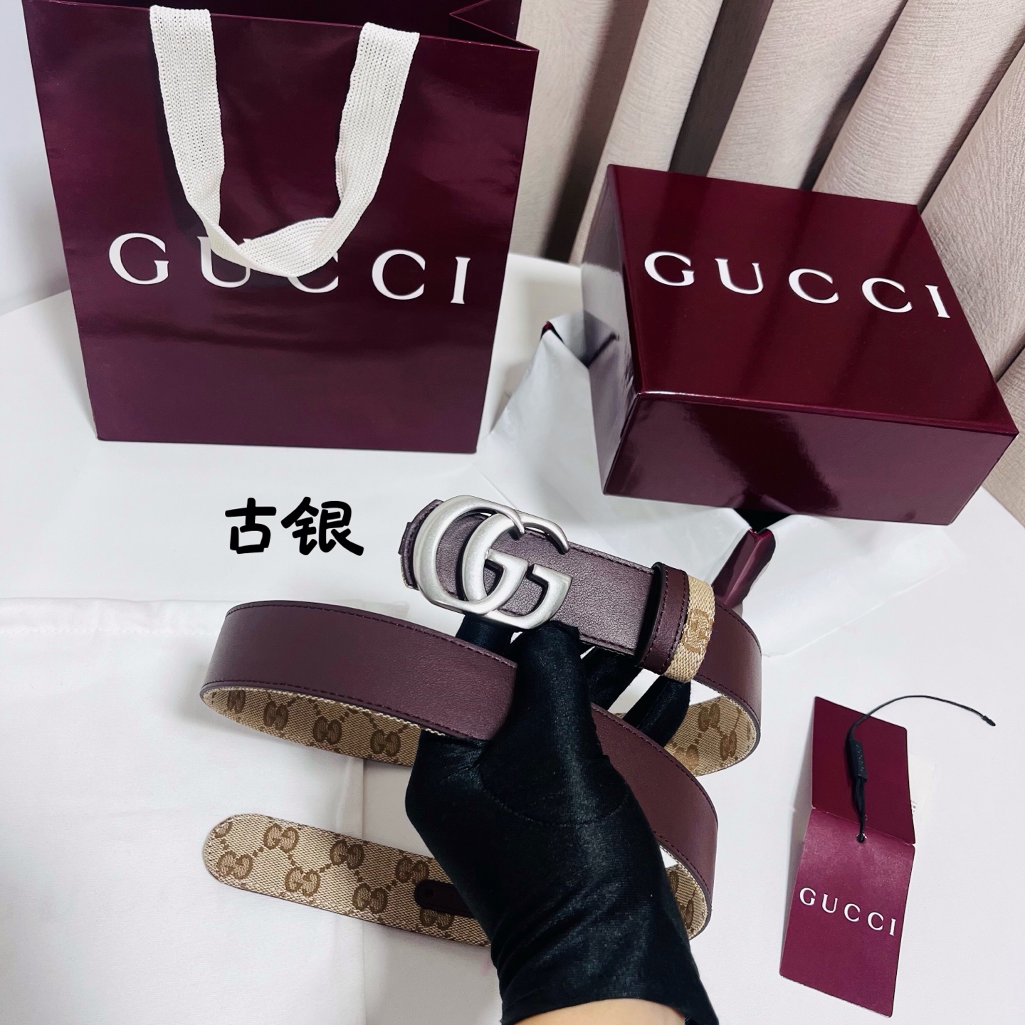 Gucci Primavera系列通过融合创新与务实的愿景，确立了廓形、质地与材质的新语汇。这款GG帆布腰带上饰有标志性