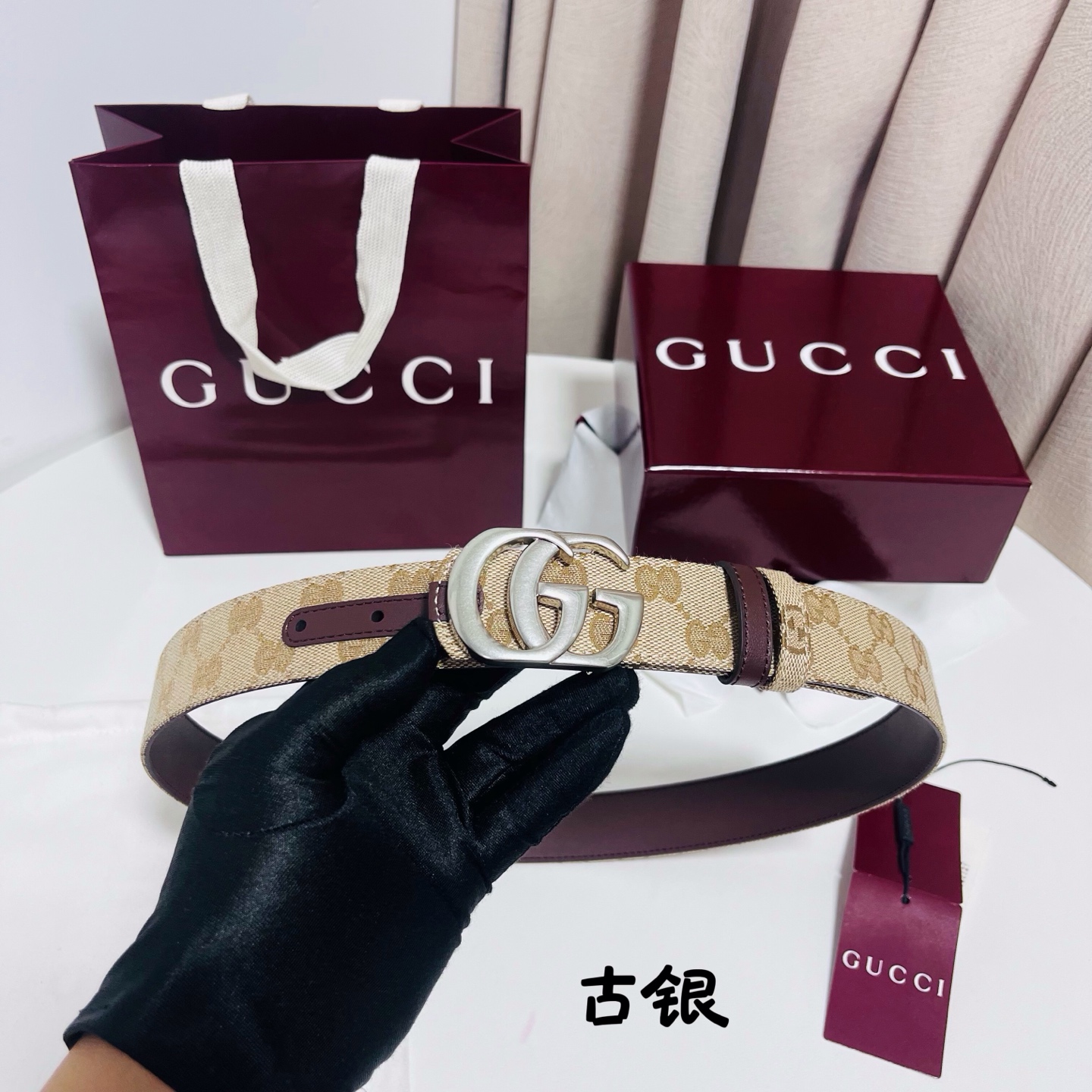 Gucci Primavera系列通过融合创新与务实的愿景，确立了廓形、质地与材质的新语汇。这款GG帆布腰带上饰有标志性