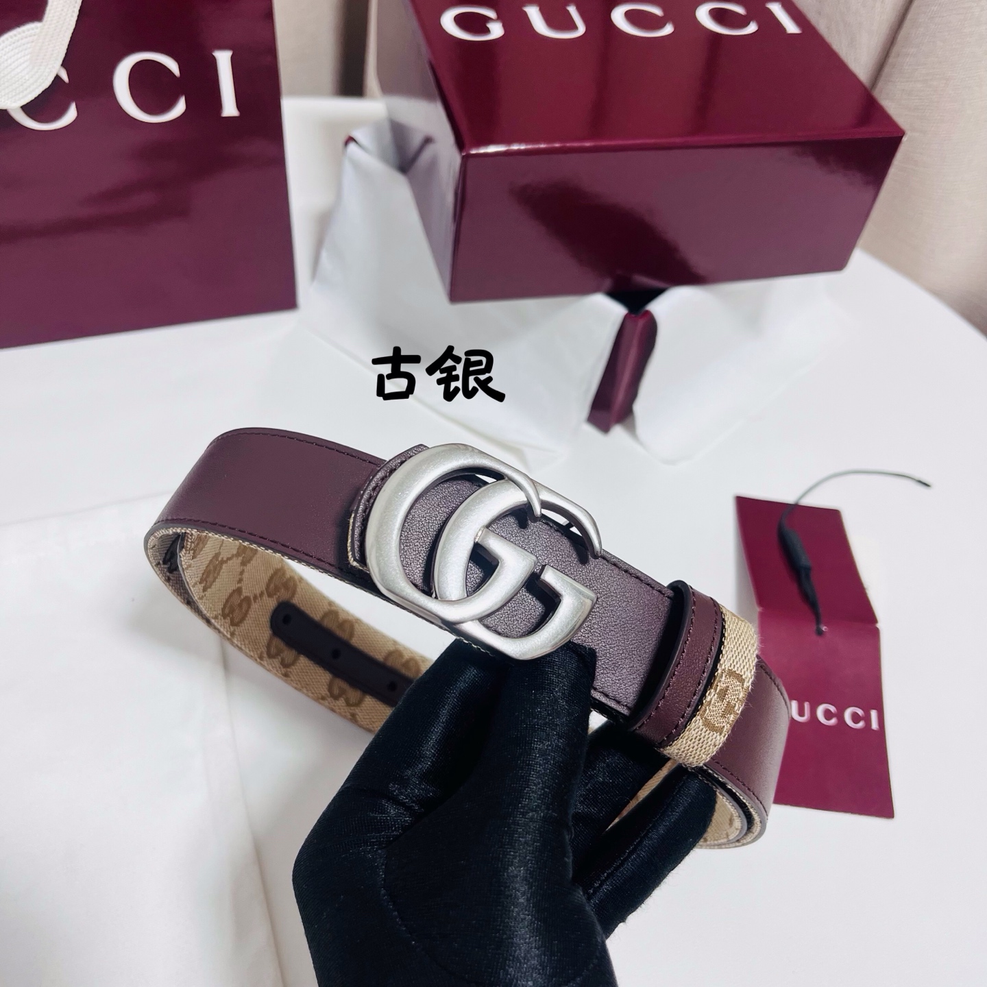 Gucci Primavera系列通过融合创新与务实的愿景，确立了廓形、质地与材质的新语汇。这款GG帆布腰带上饰有标志性