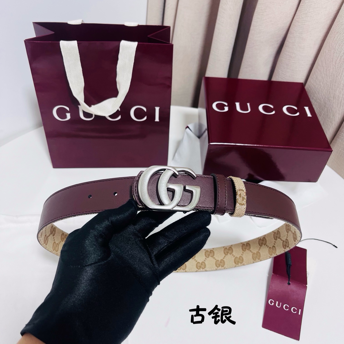 Gucci Primavera系列通过融合创新与务实的愿景，确立了廓形、质地与材质的新语汇。这款GG帆布腰带上饰有标志性