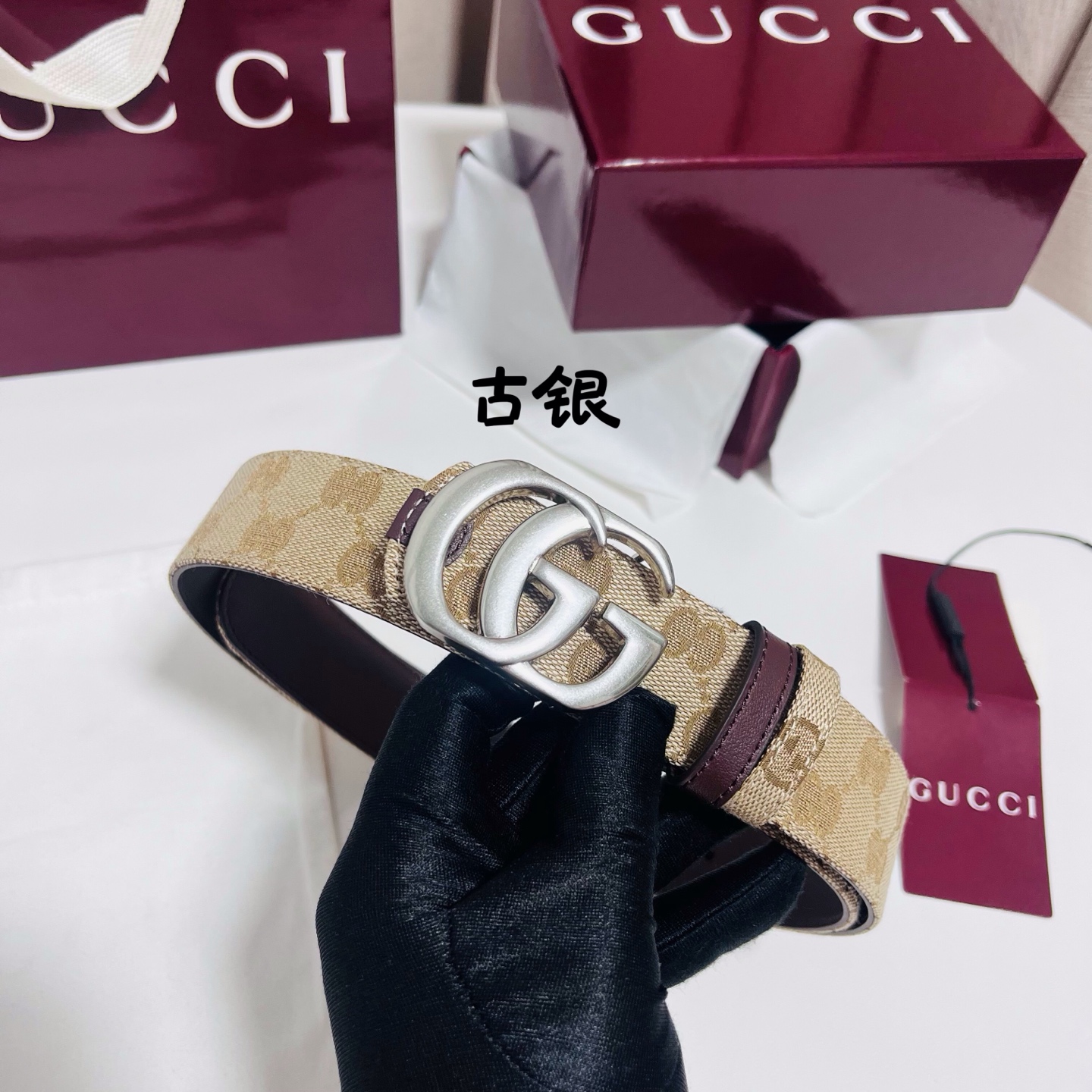 Gucci Primavera系列通过融合创新与务实的愿景，确立了廓形、质地与材质的新语汇。这款GG帆布腰带上饰有标志性