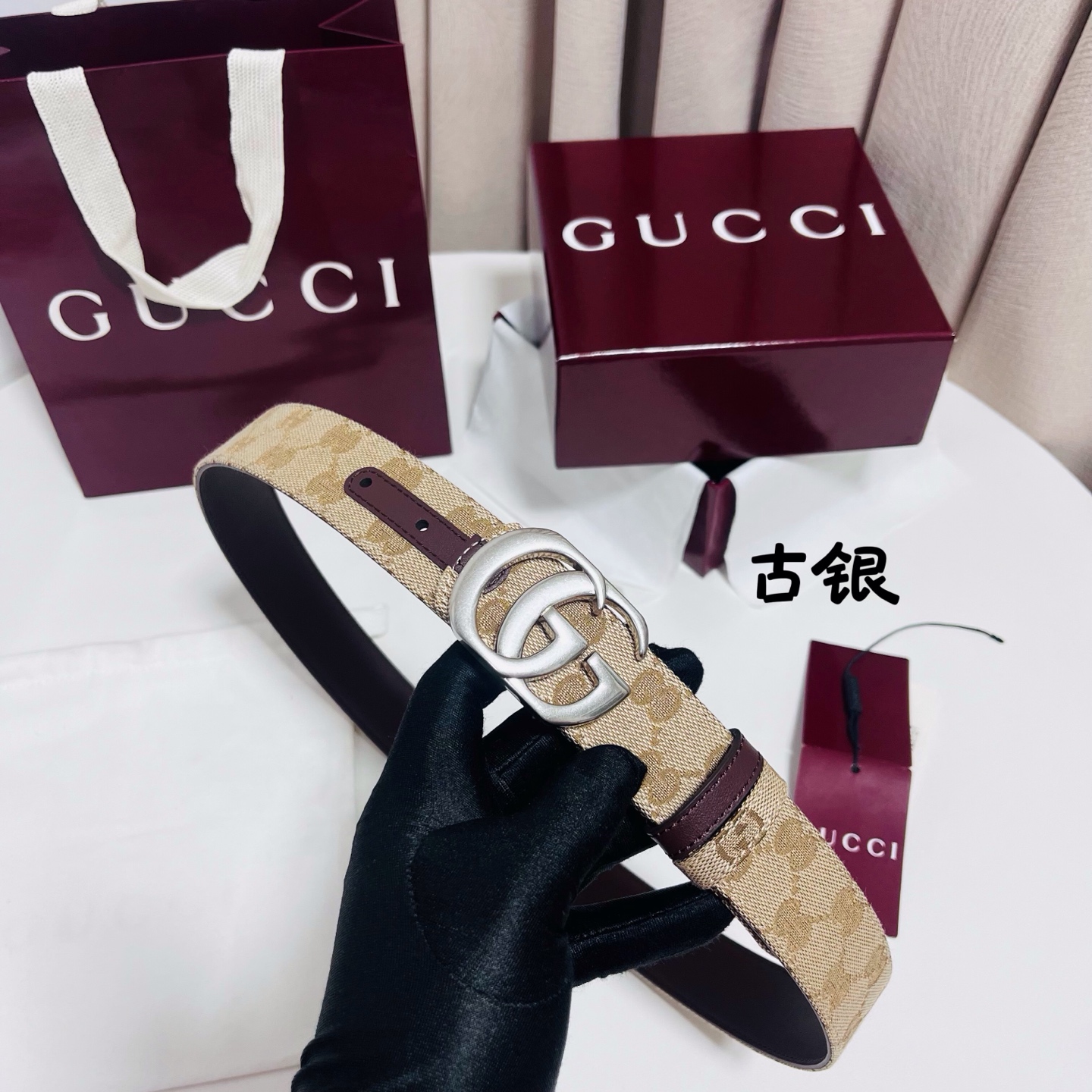 Gucci Primavera系列通过融合创新与务实的愿景，确立了廓形、质地与材质的新语汇。这款GG帆布腰带上饰有标志性