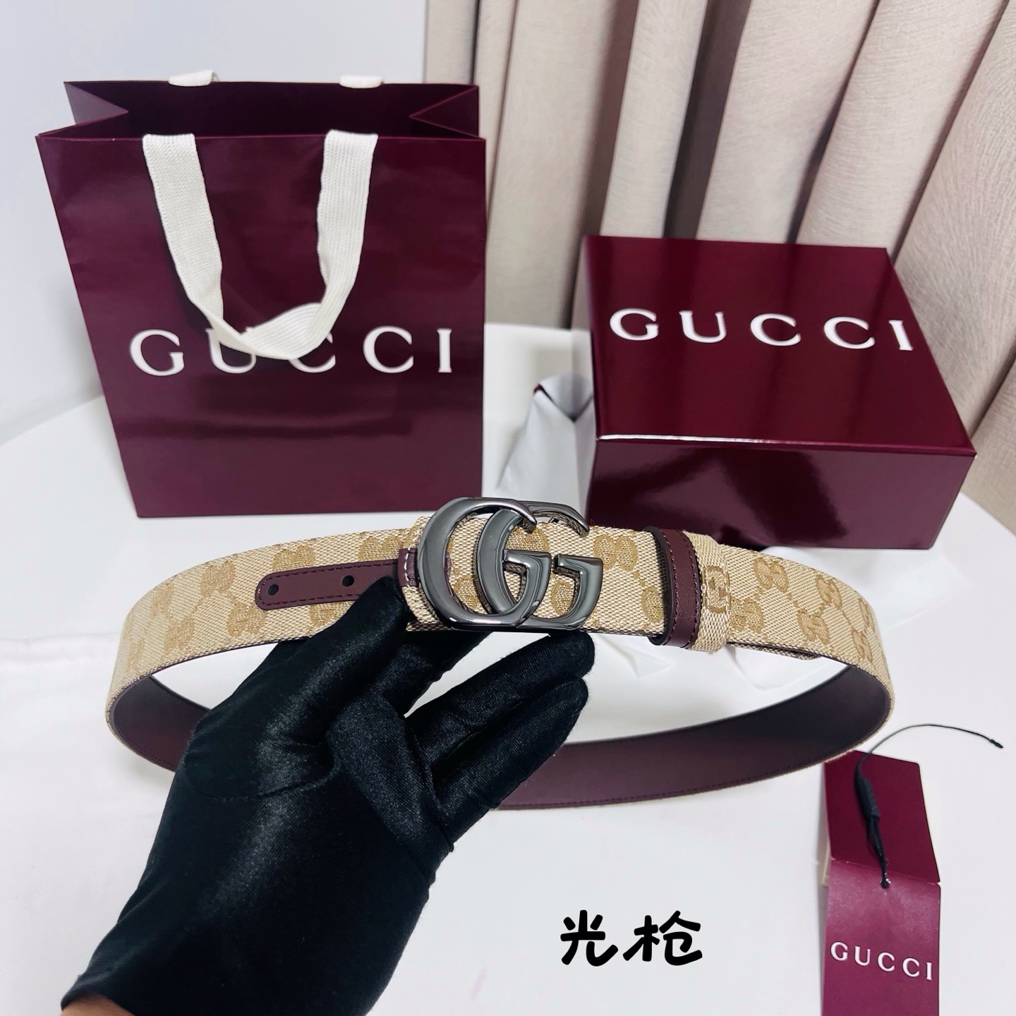 Gucci Primavera系列通过融合创新与务实的愿景，确立了廓形、质地与材质的新语汇。这款GG帆布腰带上饰有标志性