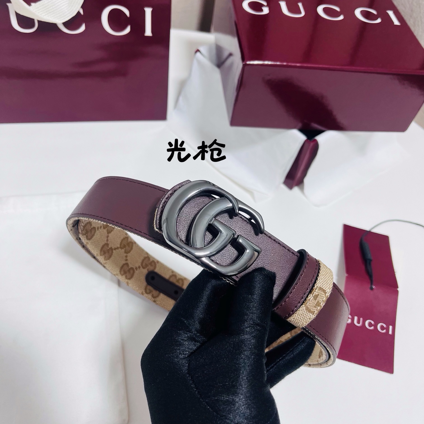 Gucci Primavera系列通过融合创新与务实的愿景，确立了廓形、质地与材质的新语汇。这款GG帆布腰带上饰有标志性