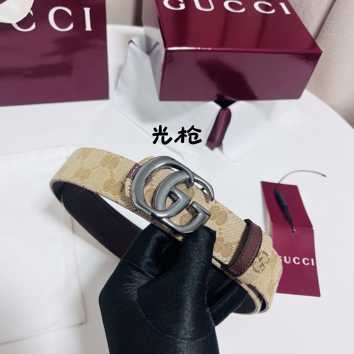 Gucci Primavera系列通过融合创新与务实的愿景，确立了廓形、质地与材质的新语汇。这款GG帆布腰带上饰有标志性