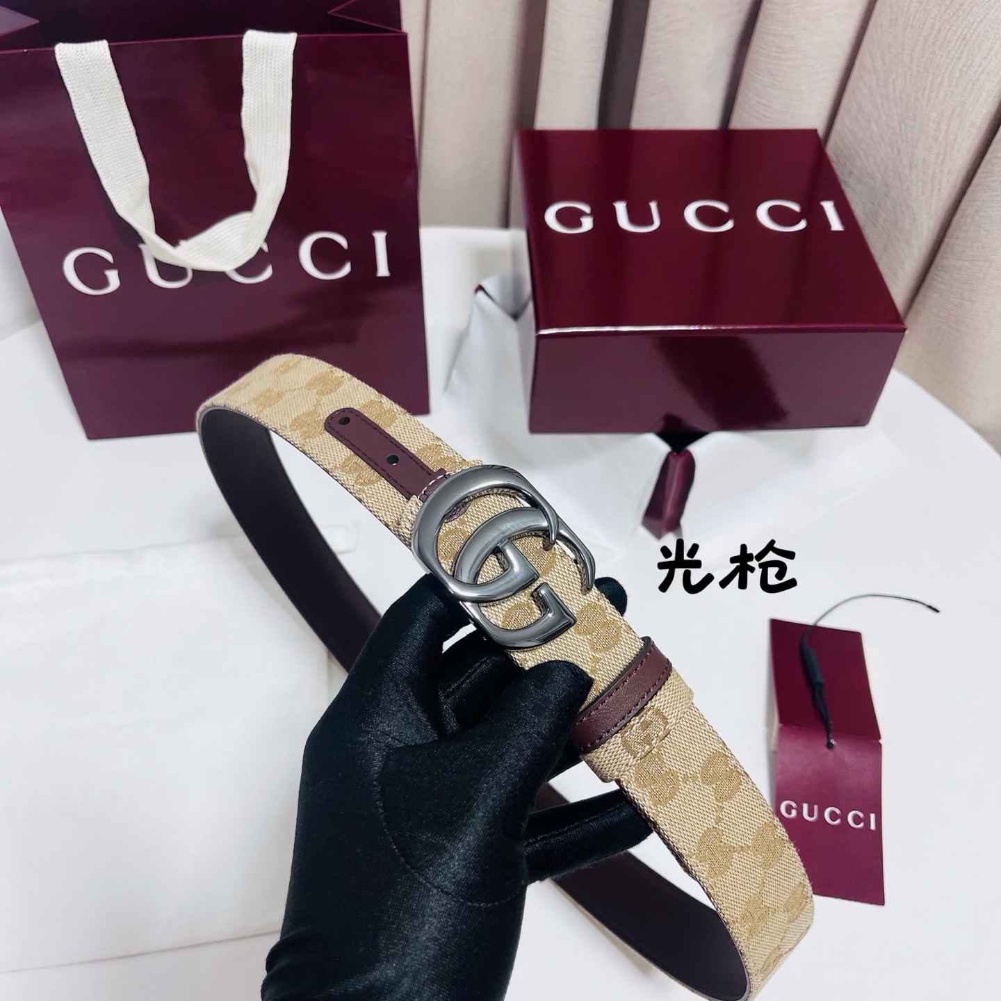 Gucci Primavera系列通过融合创新与务实的愿景，确立了廓形、质地与材质的新语汇。这款GG帆布腰带上饰有标志性