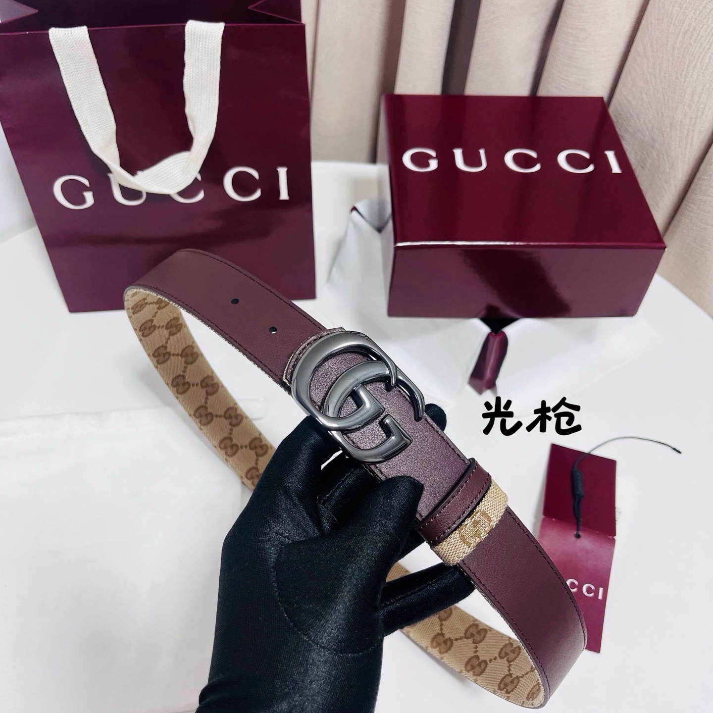Gucci Primavera系列通过融合创新与务实的愿景，确立了廓形、质地与材质的新语汇。这款GG帆布腰带上饰有标志性